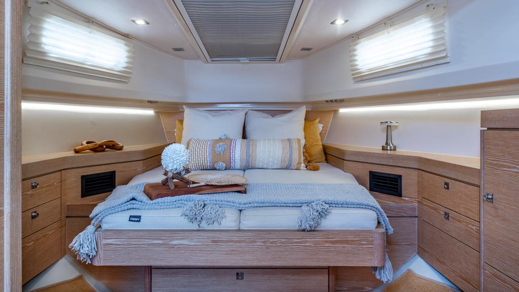 Full Bedroom w/Bathroom