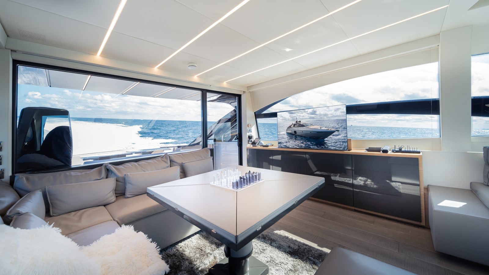 Yacht Photo 24