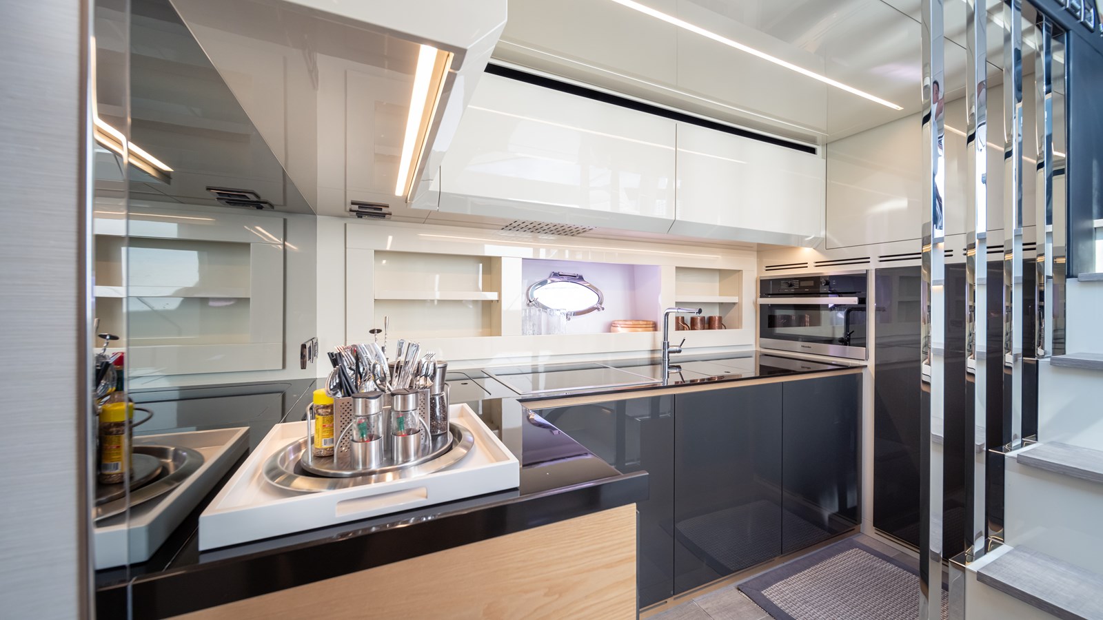 Yacht Photo 28