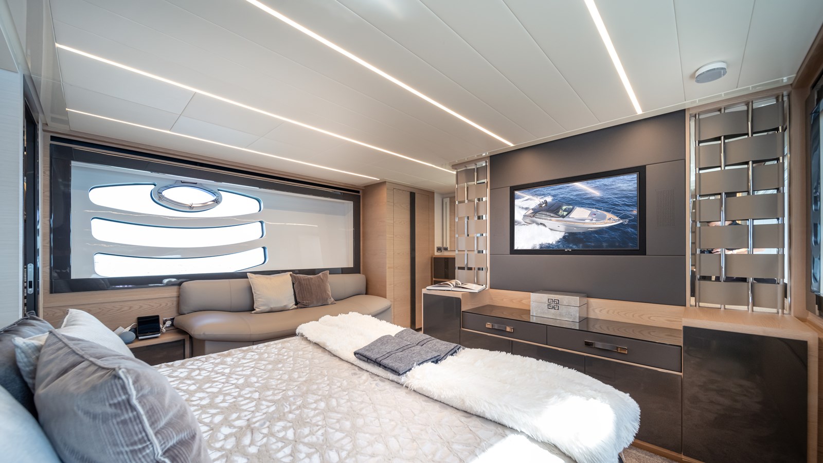 Yacht Photo 34