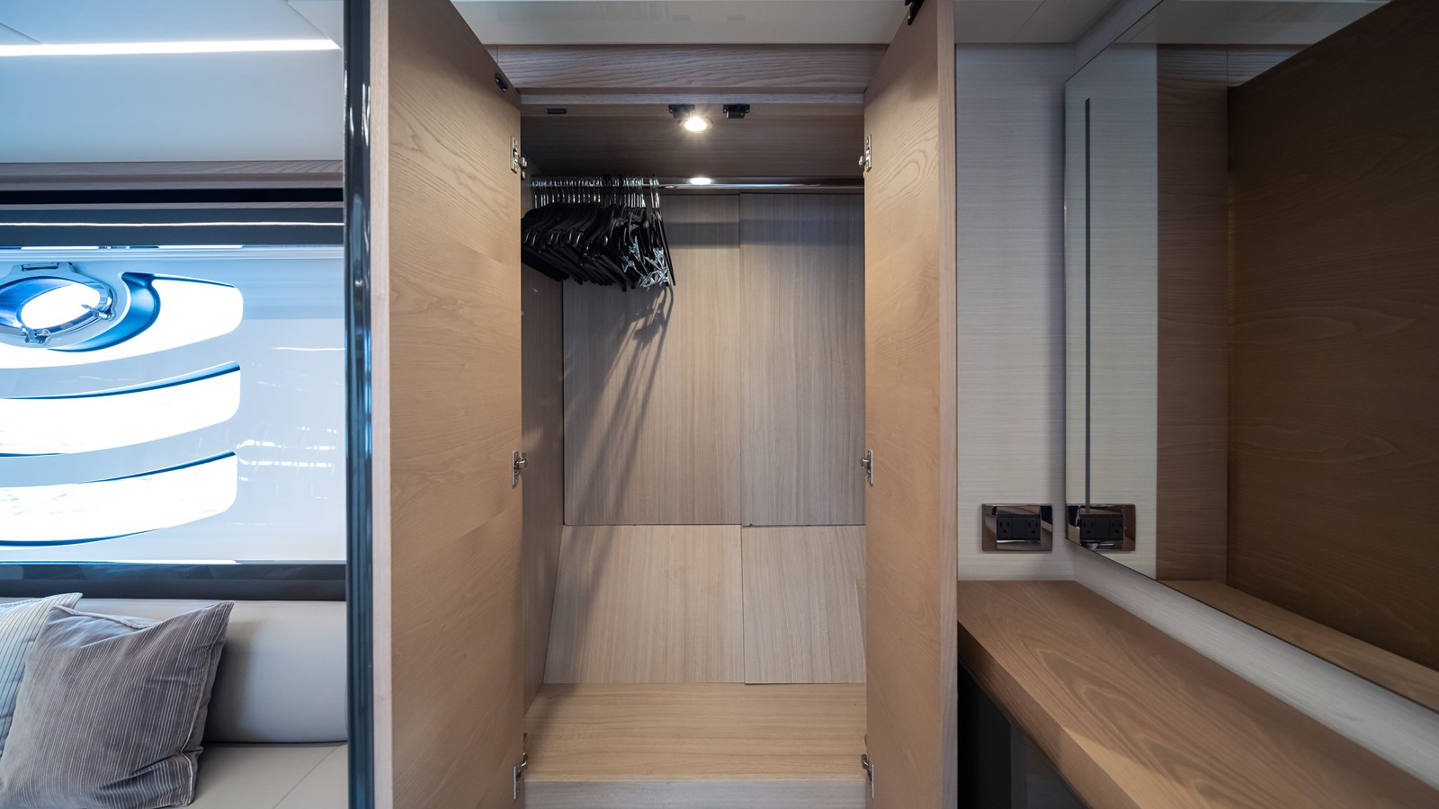 Yacht Photo 35