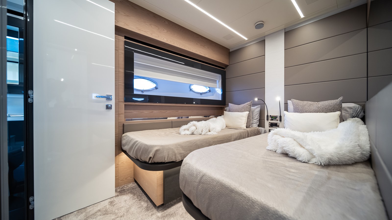Yacht Photo 42