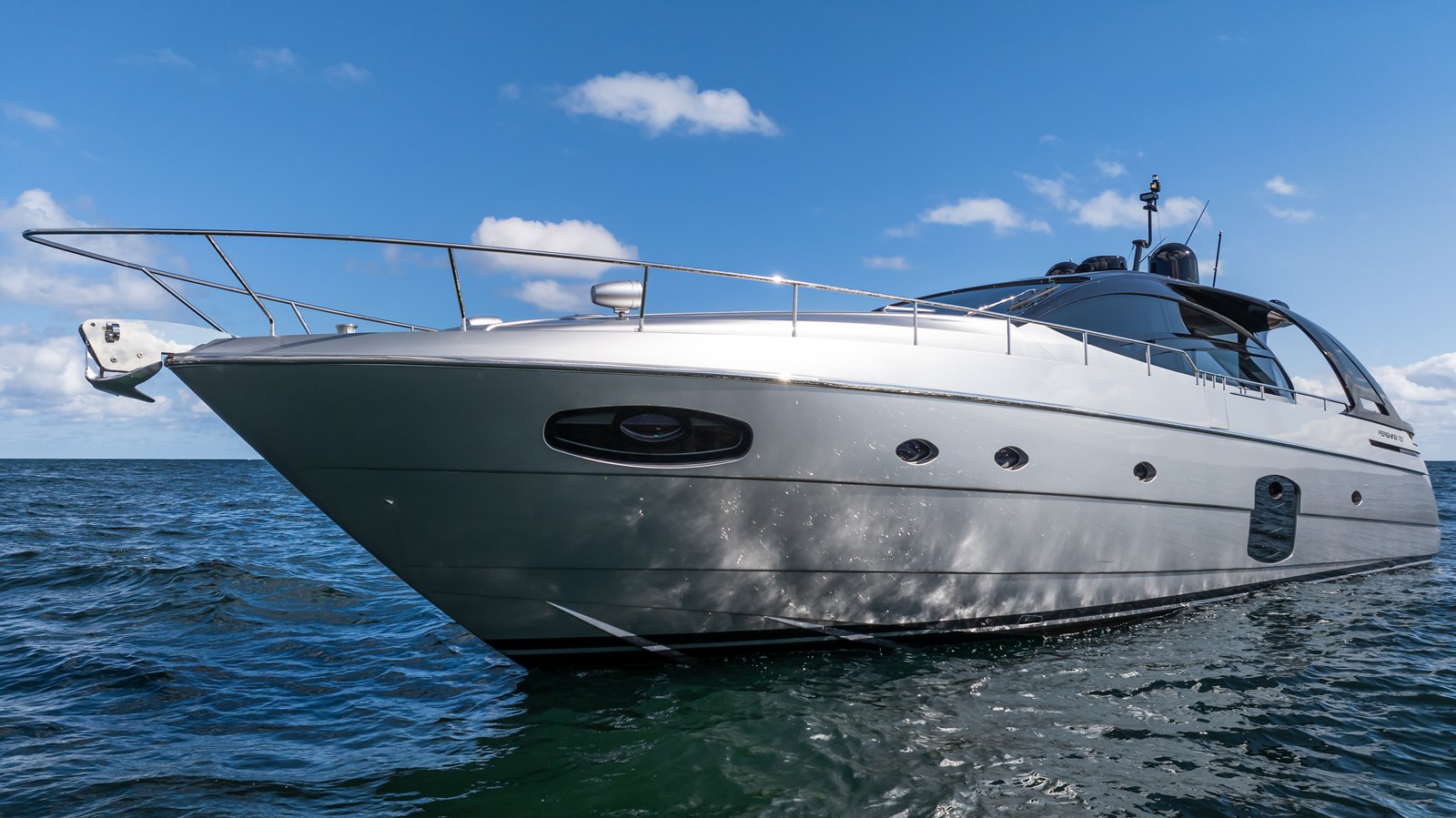 Yacht Photo 43