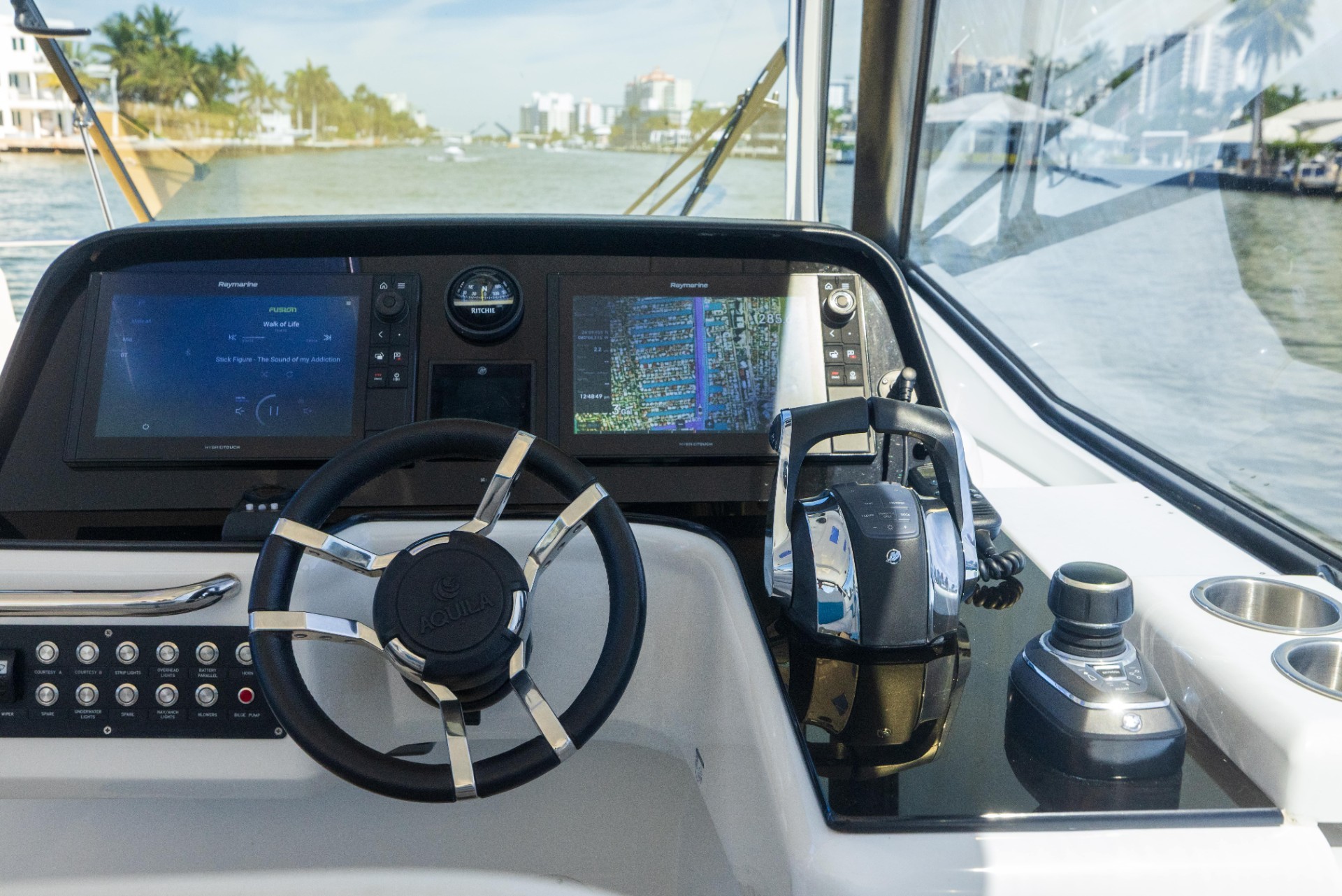 Yacht Photo 14