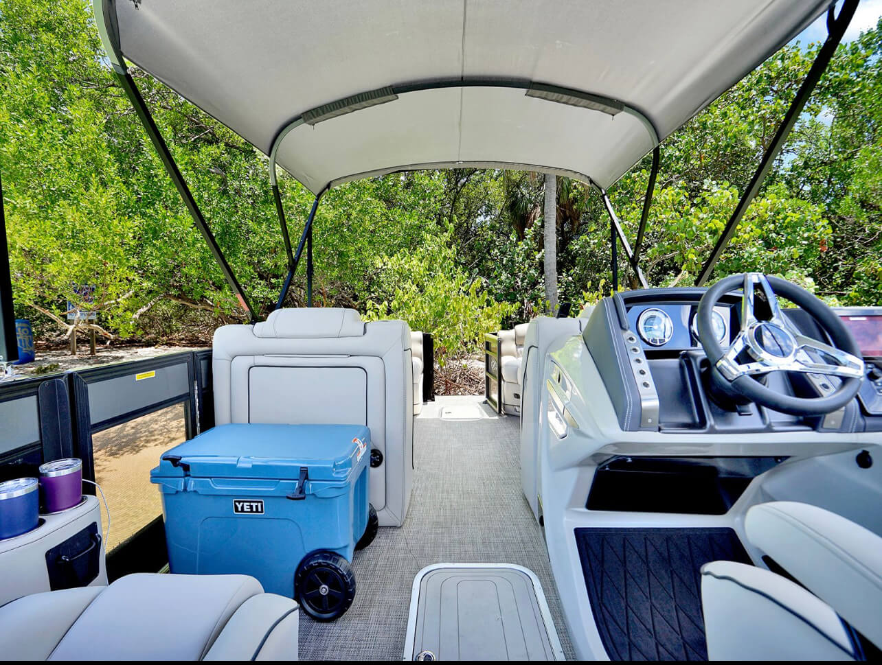 Yacht Photo 7