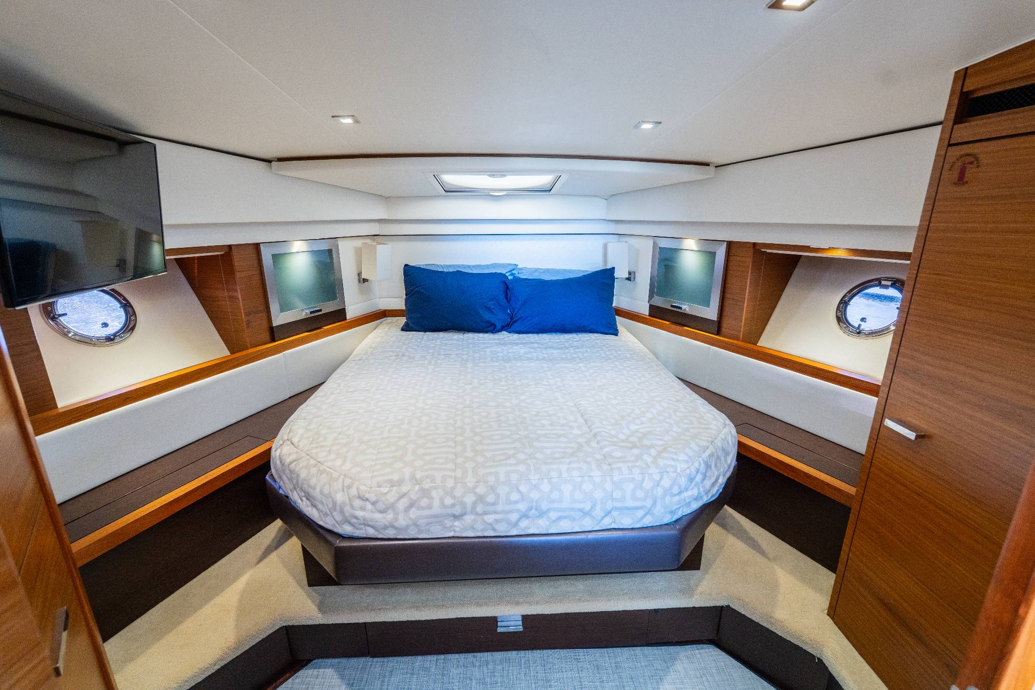 Yacht Photo 9