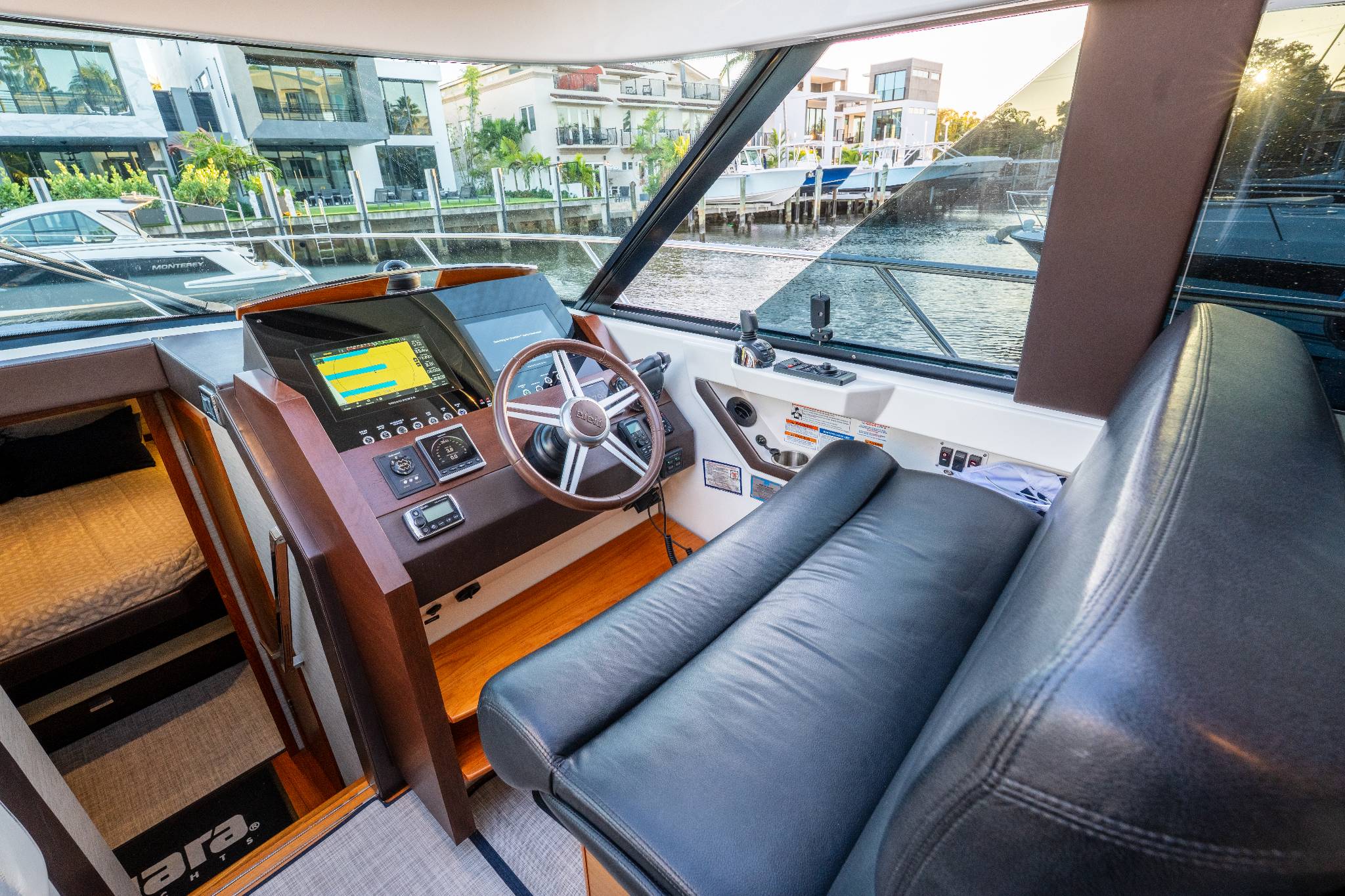 Yacht Photo 10