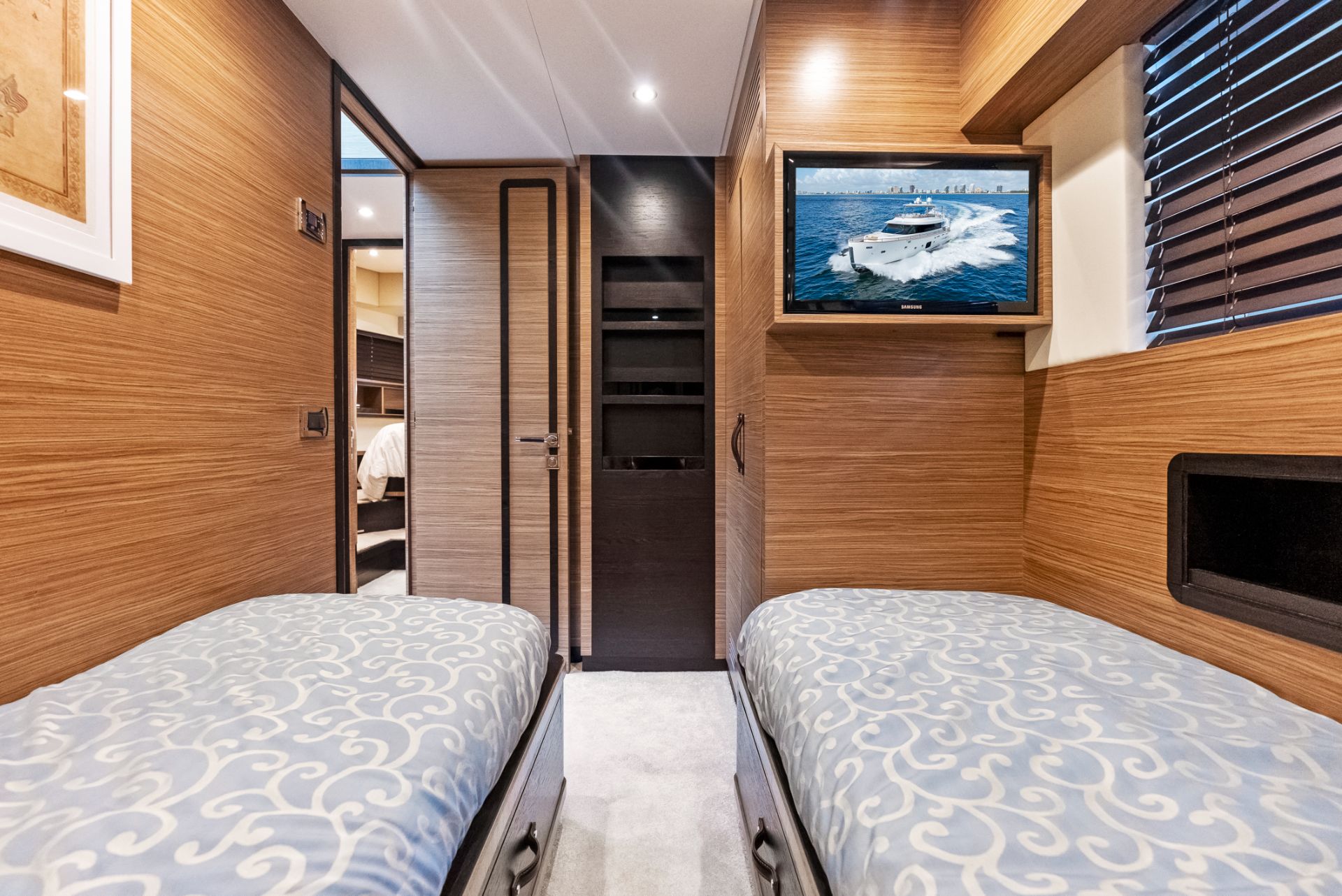 Yacht Photo 11