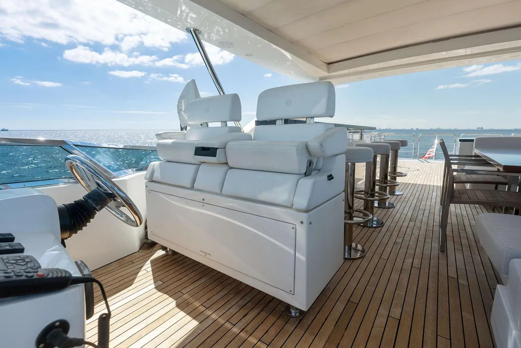 Yacht Photo 10