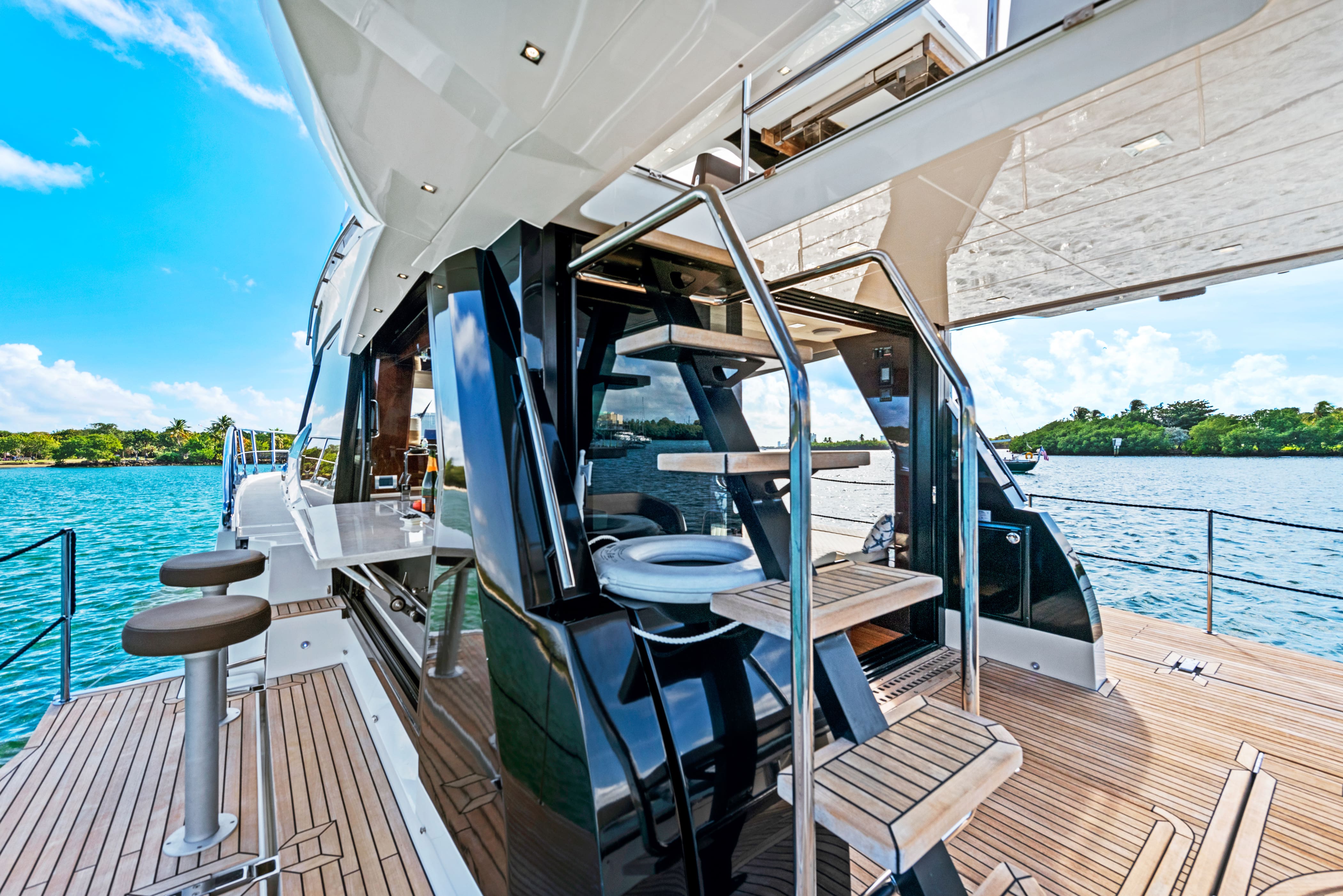Yacht Photo 18
