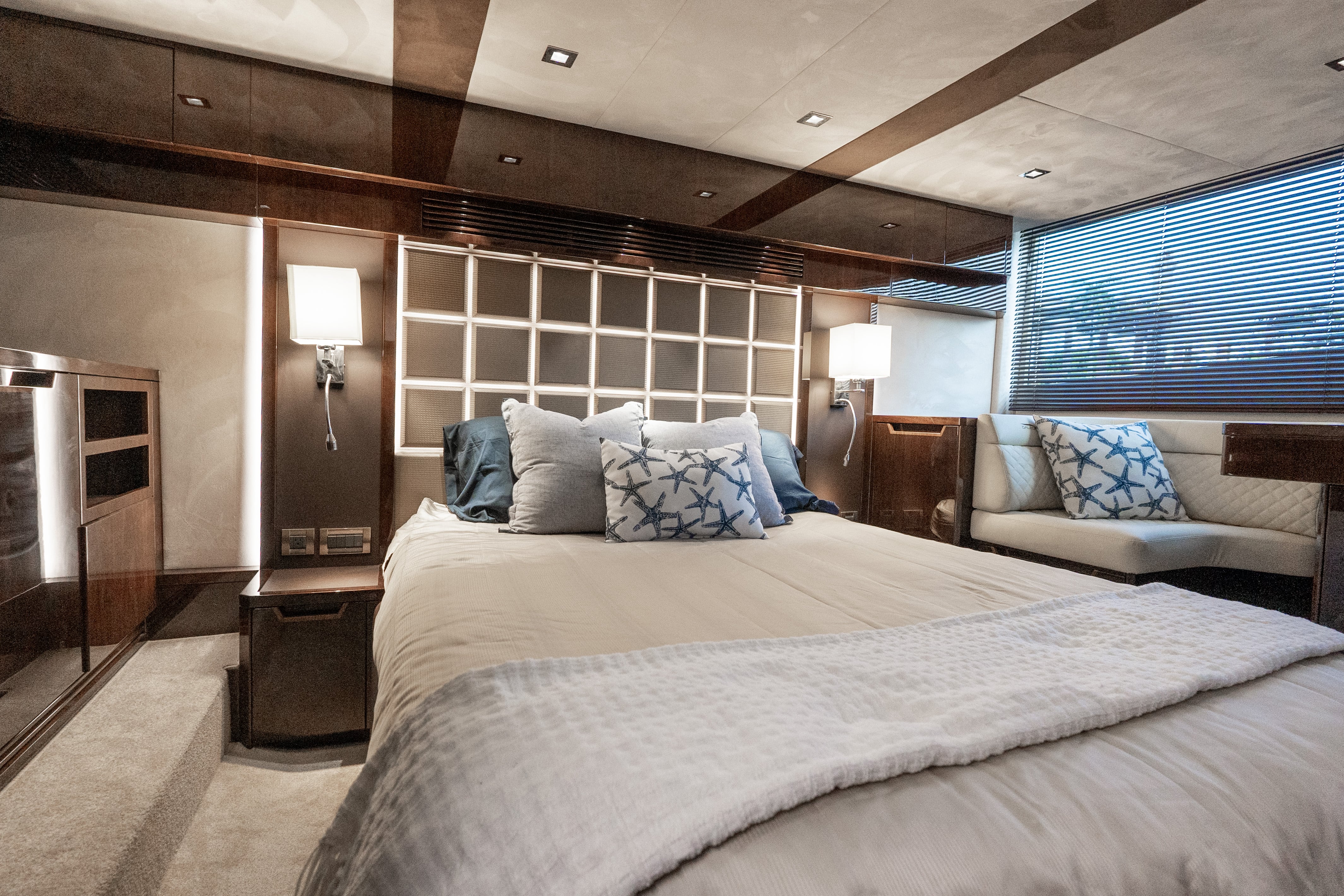 Yacht Photo 19