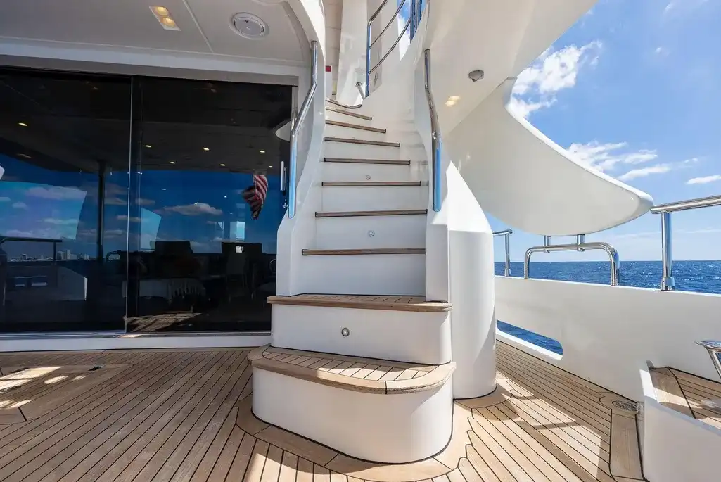 Yacht Photo 7