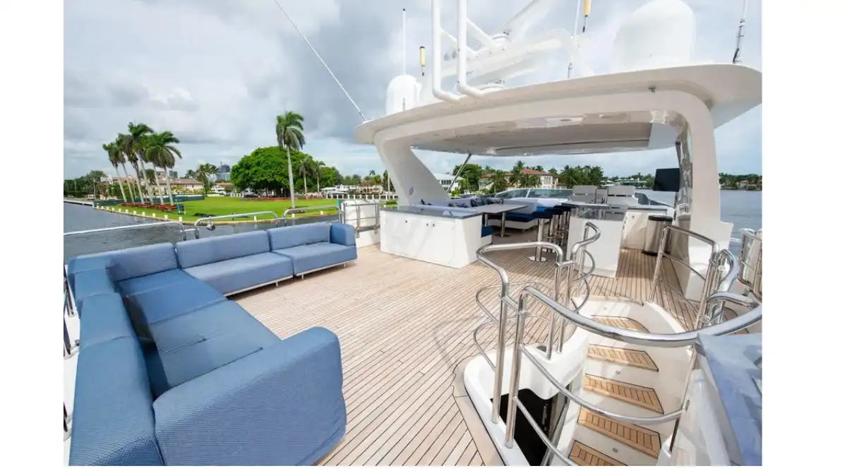 Yacht Photo 9