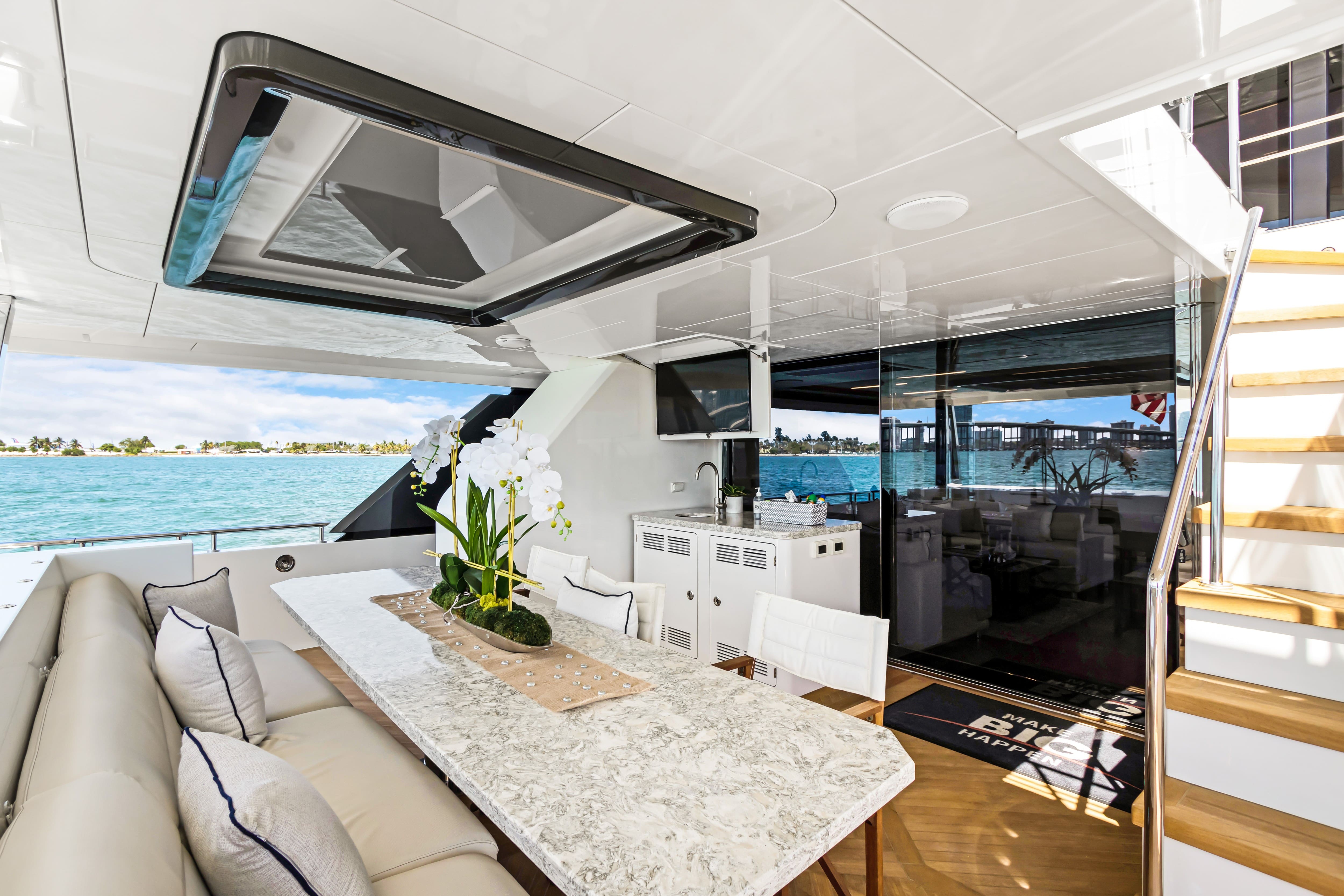 Yacht Photo 8