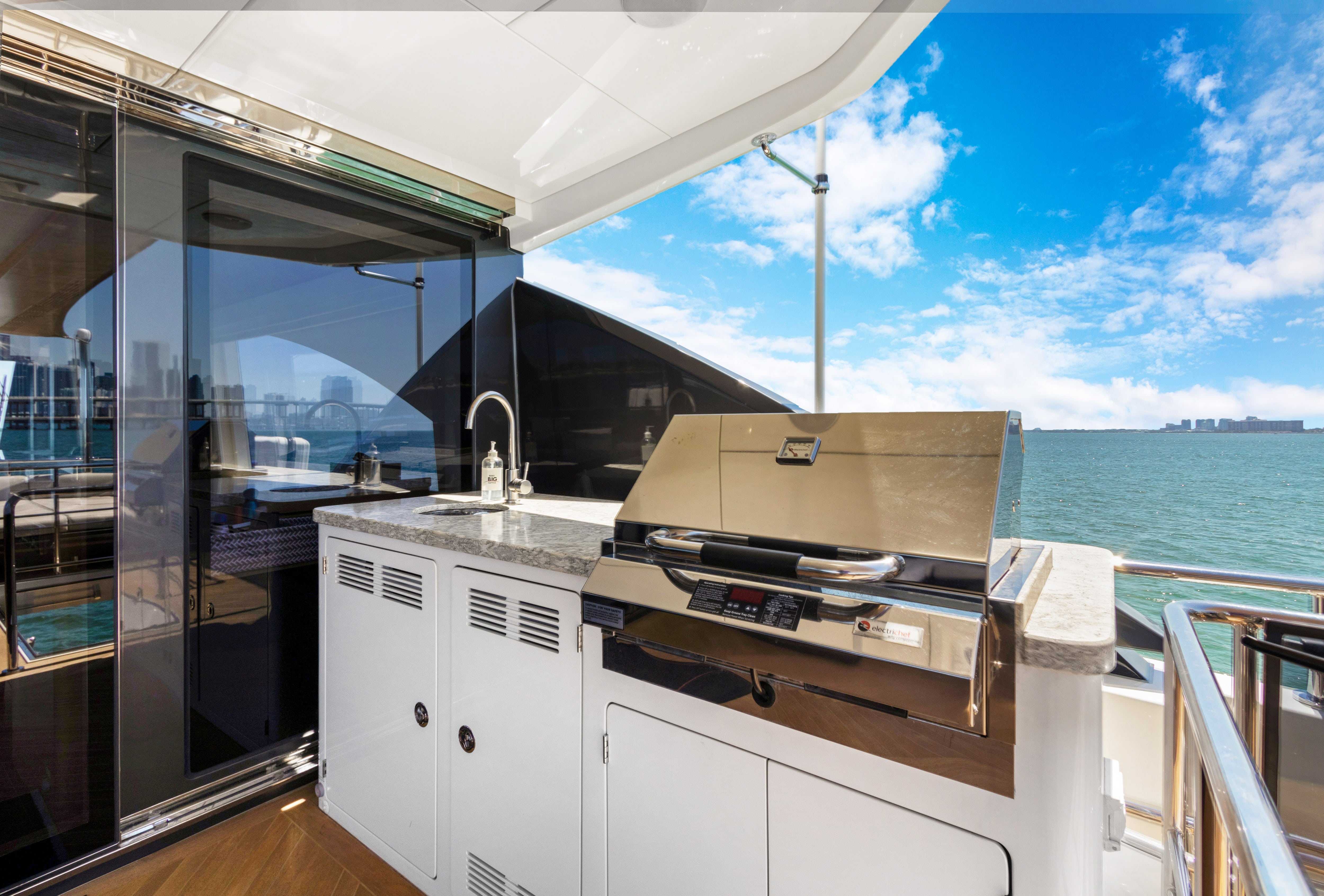 Yacht Photo 22