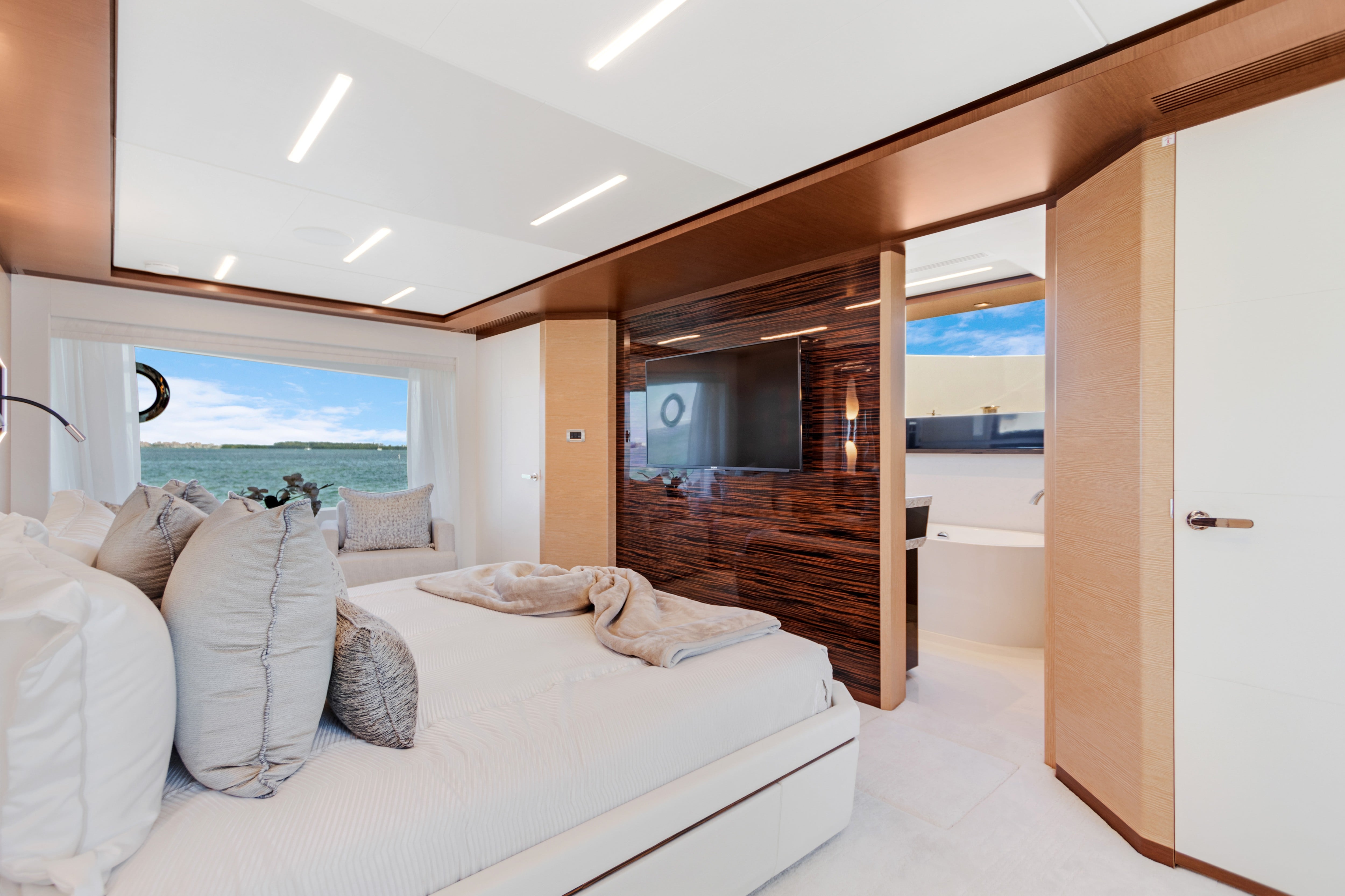 Yacht Photo 30