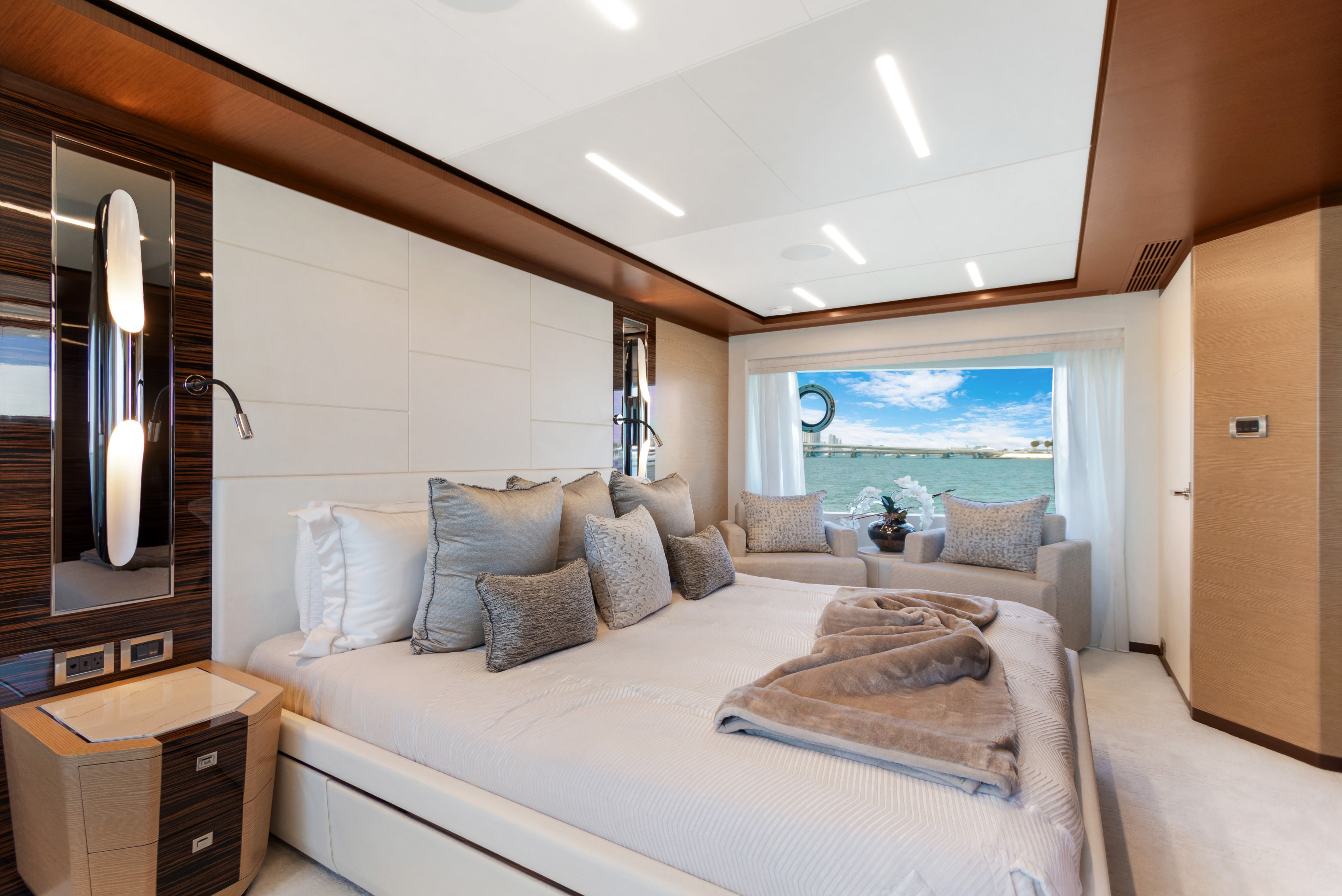 Yacht Photo 31