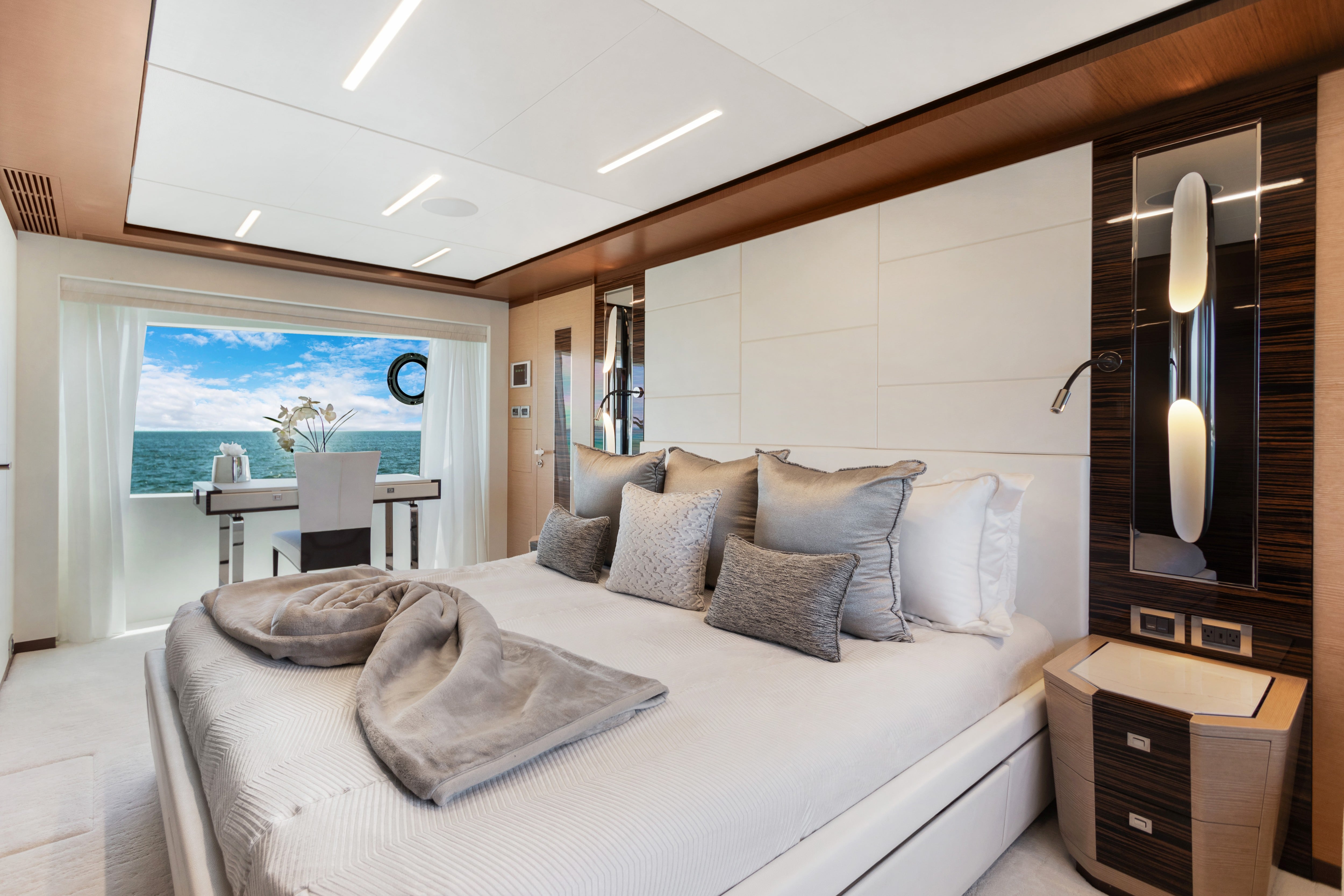 Yacht Photo 32