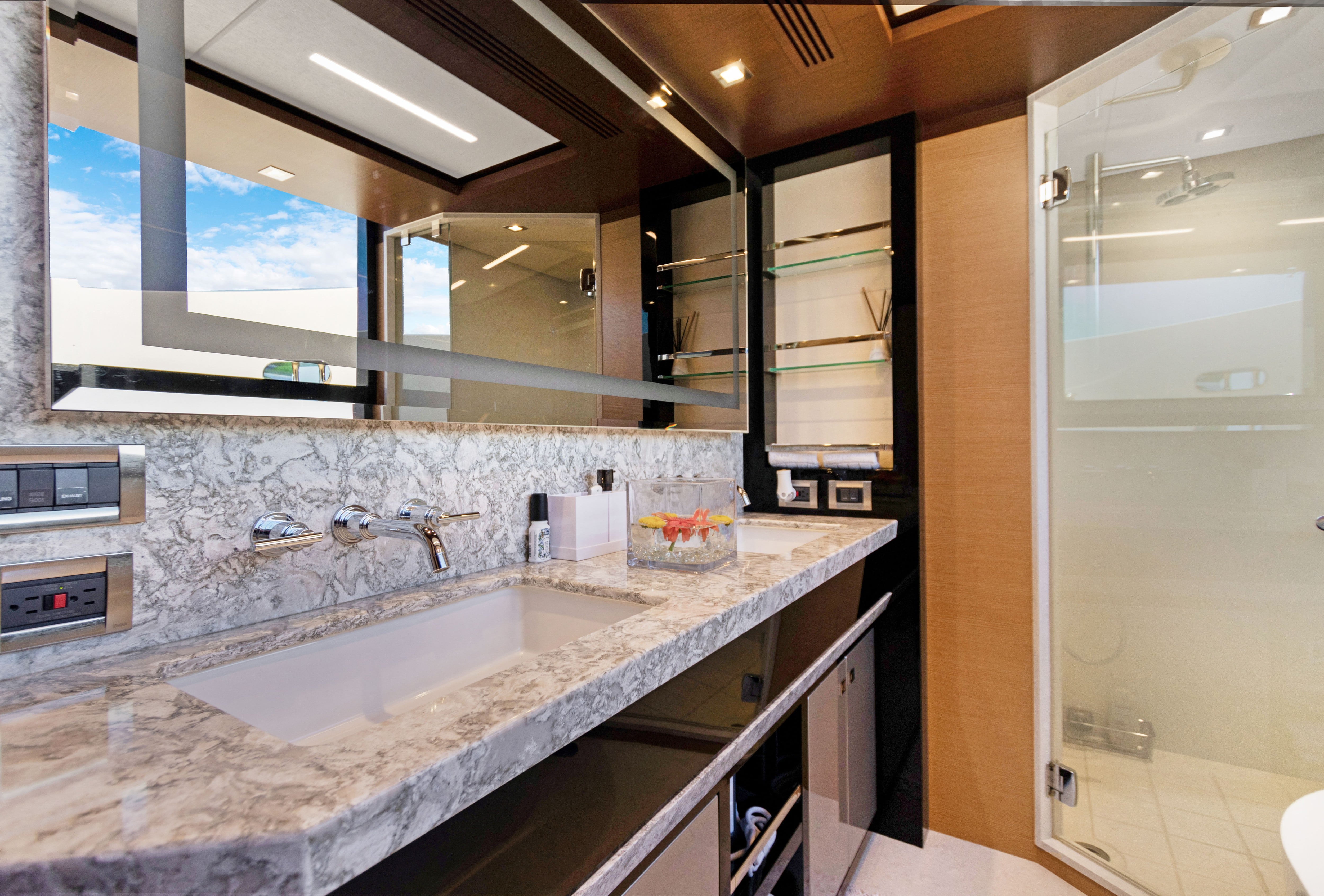 Yacht Photo 33