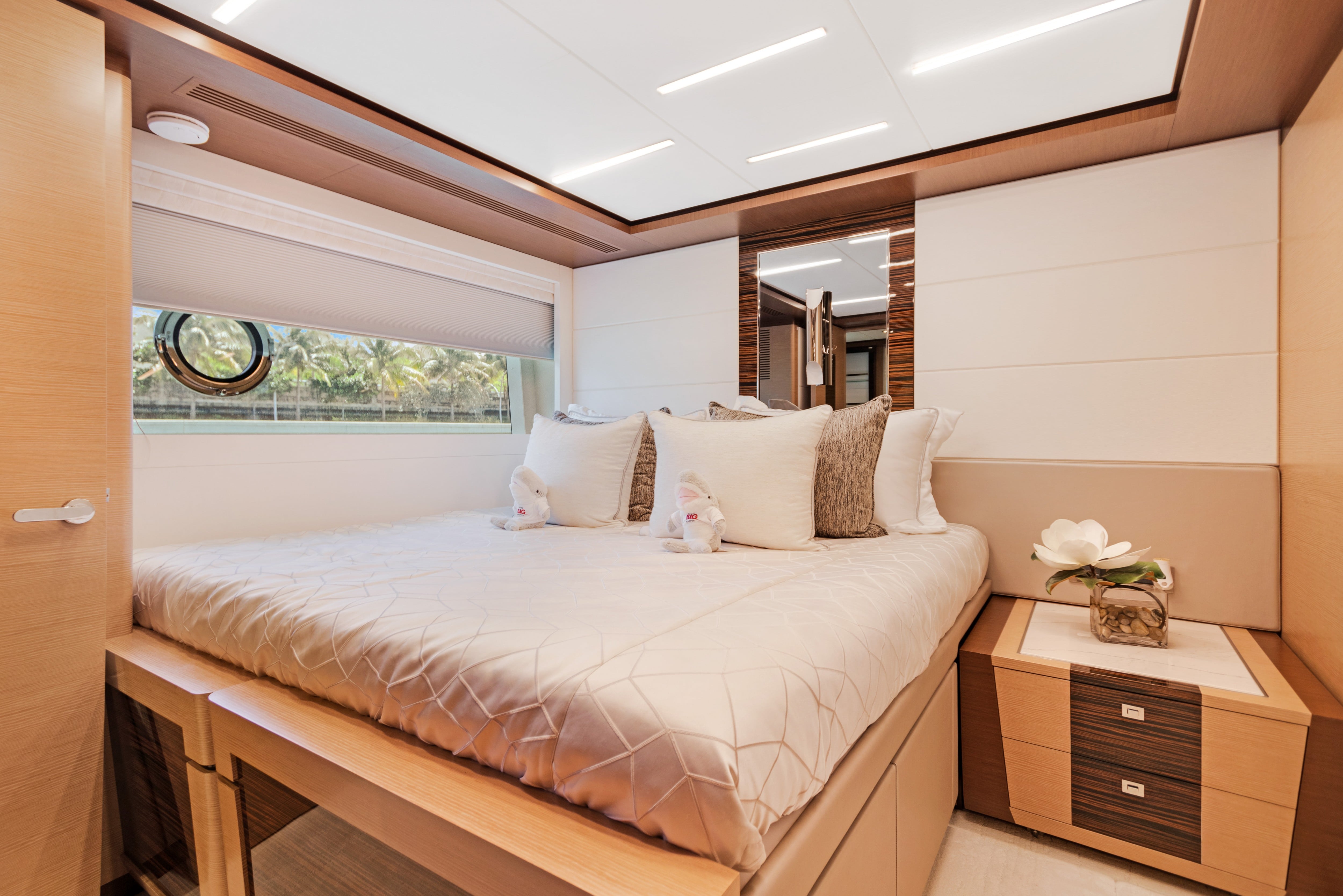 Yacht Photo 36
