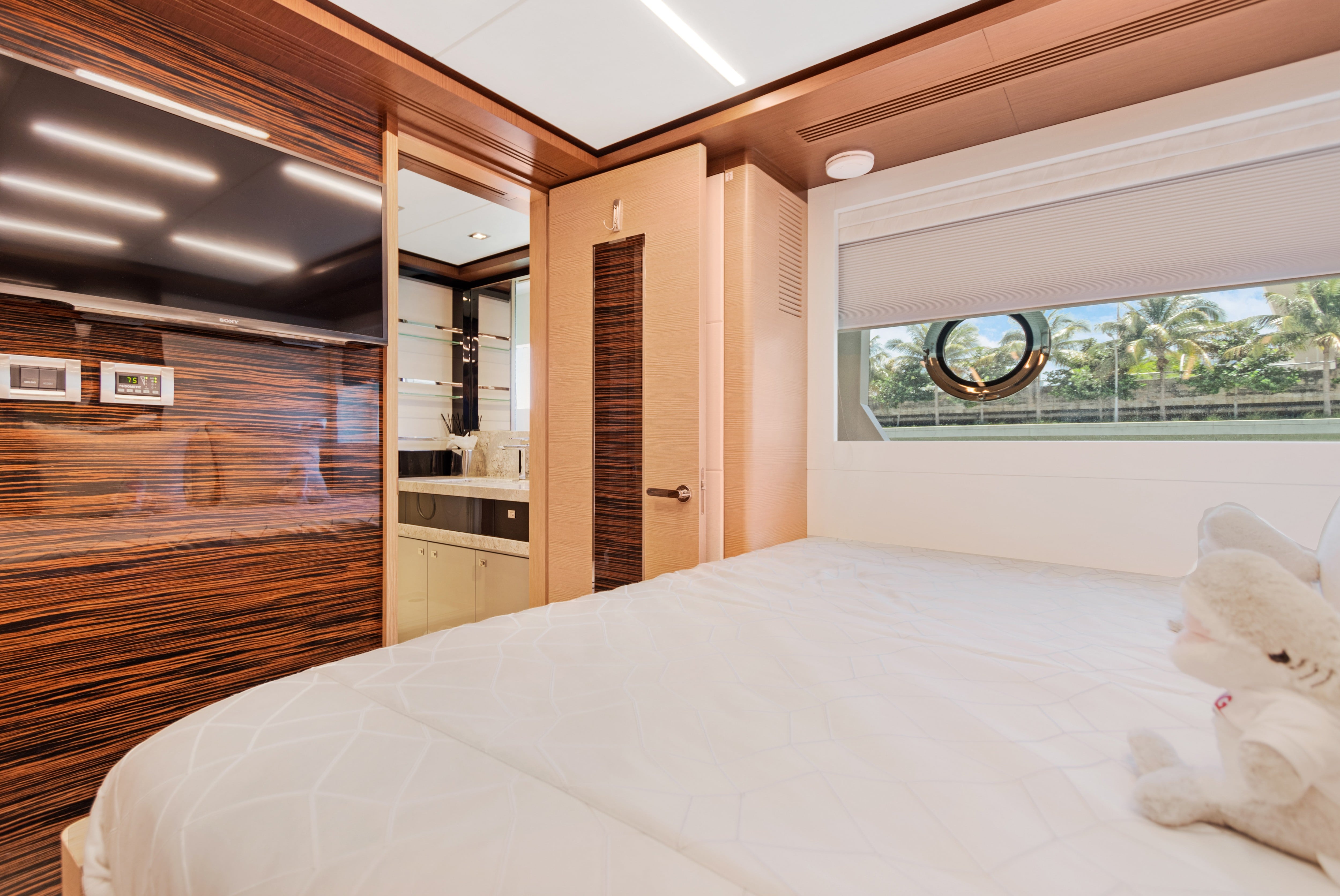 Yacht Photo 37