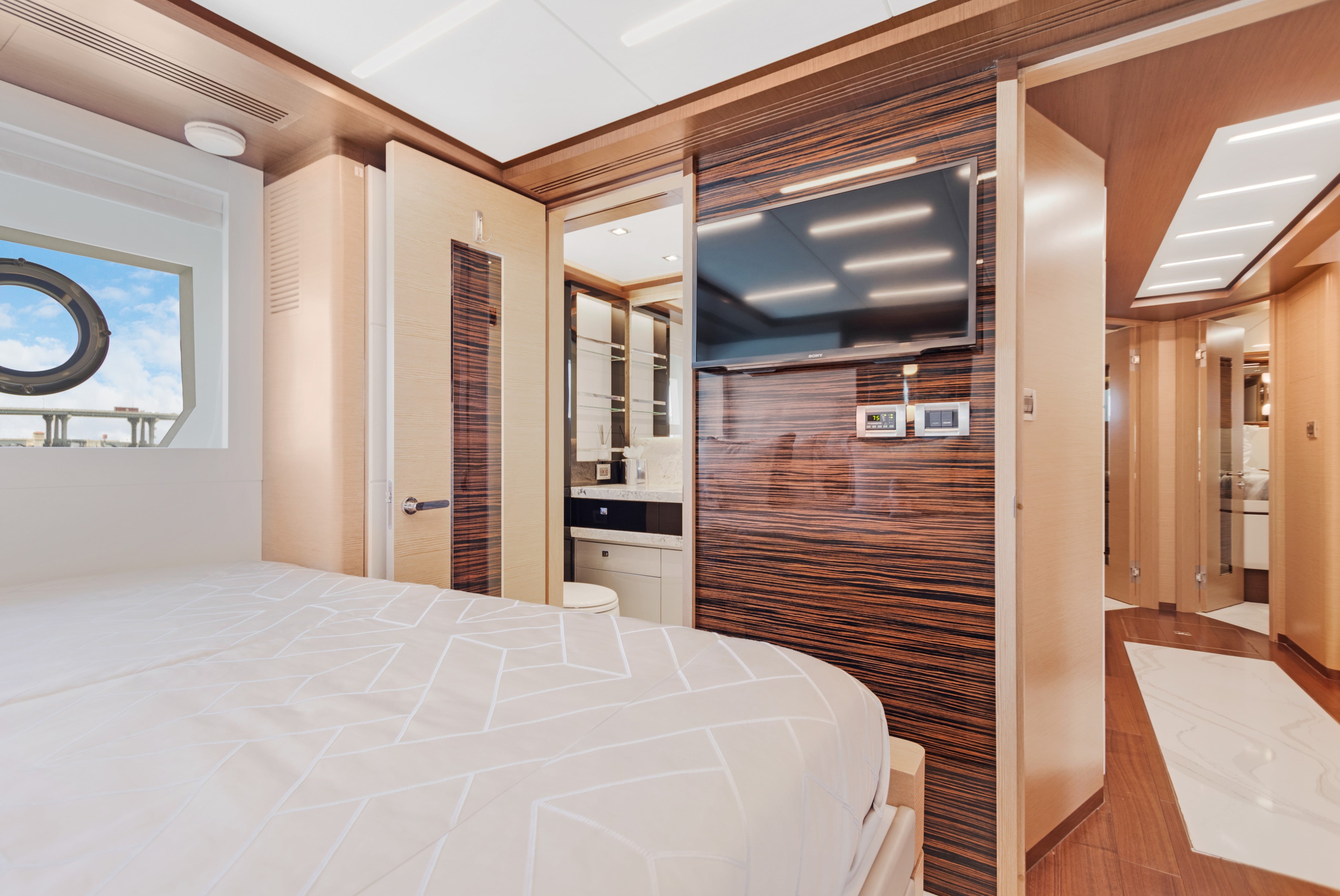 Yacht Photo 39