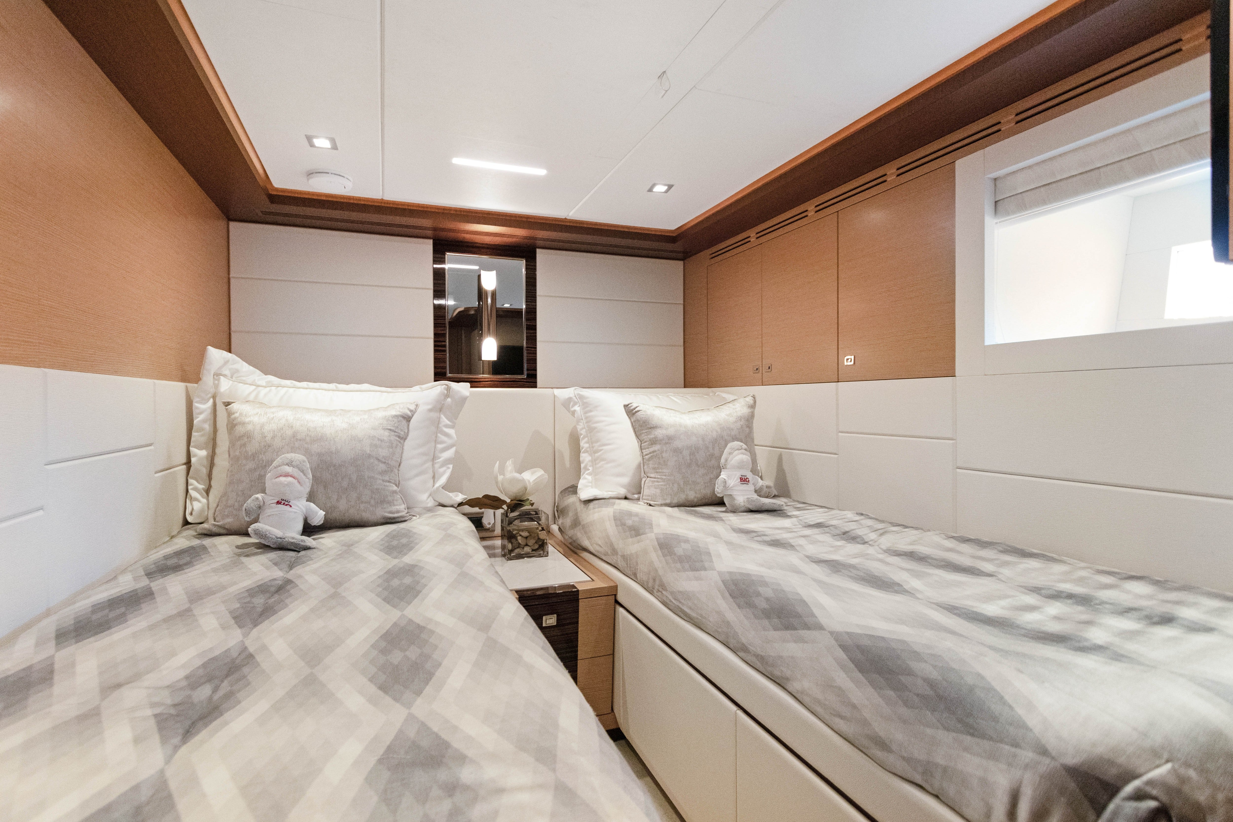 Yacht Photo 42