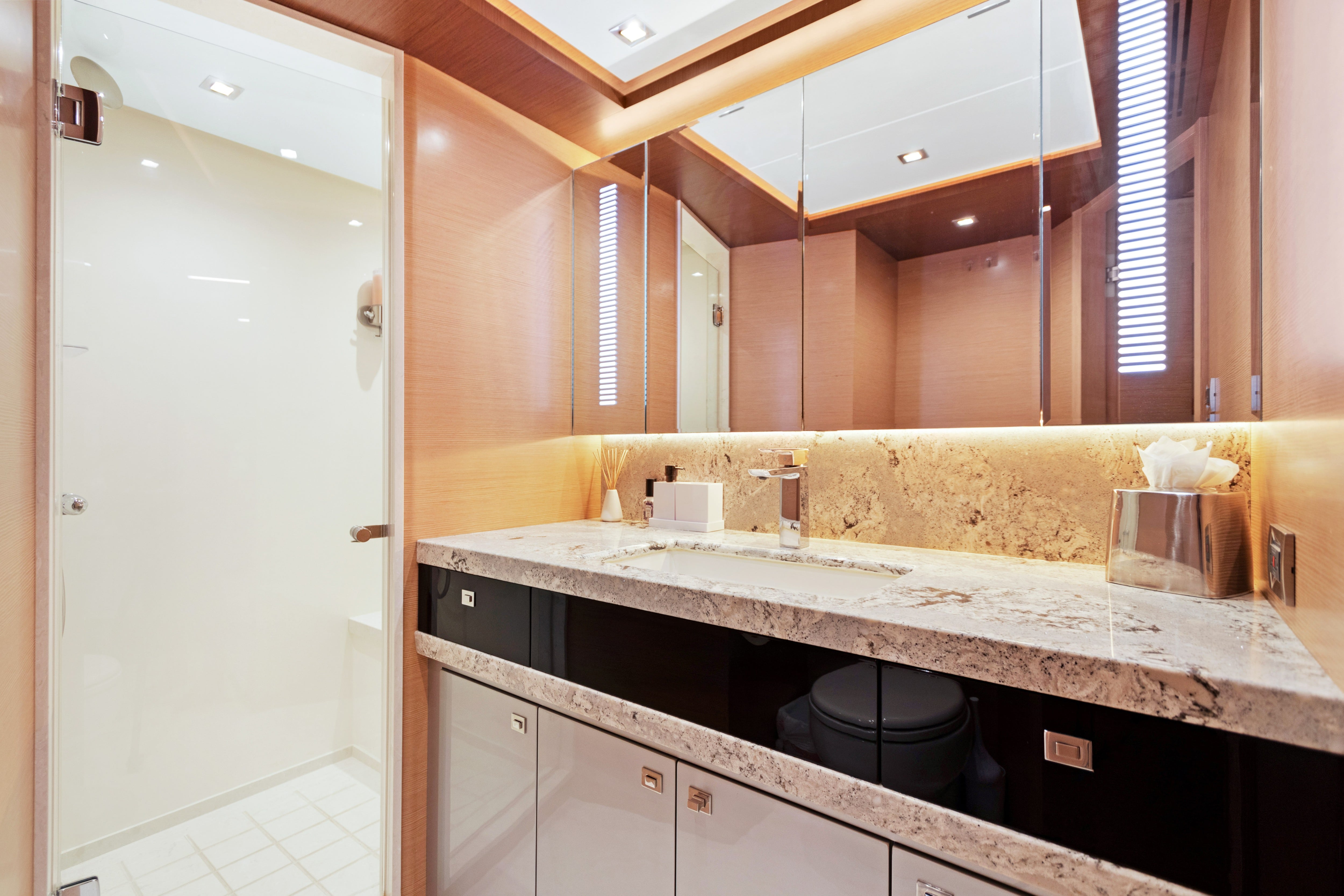 Yacht Photo 43