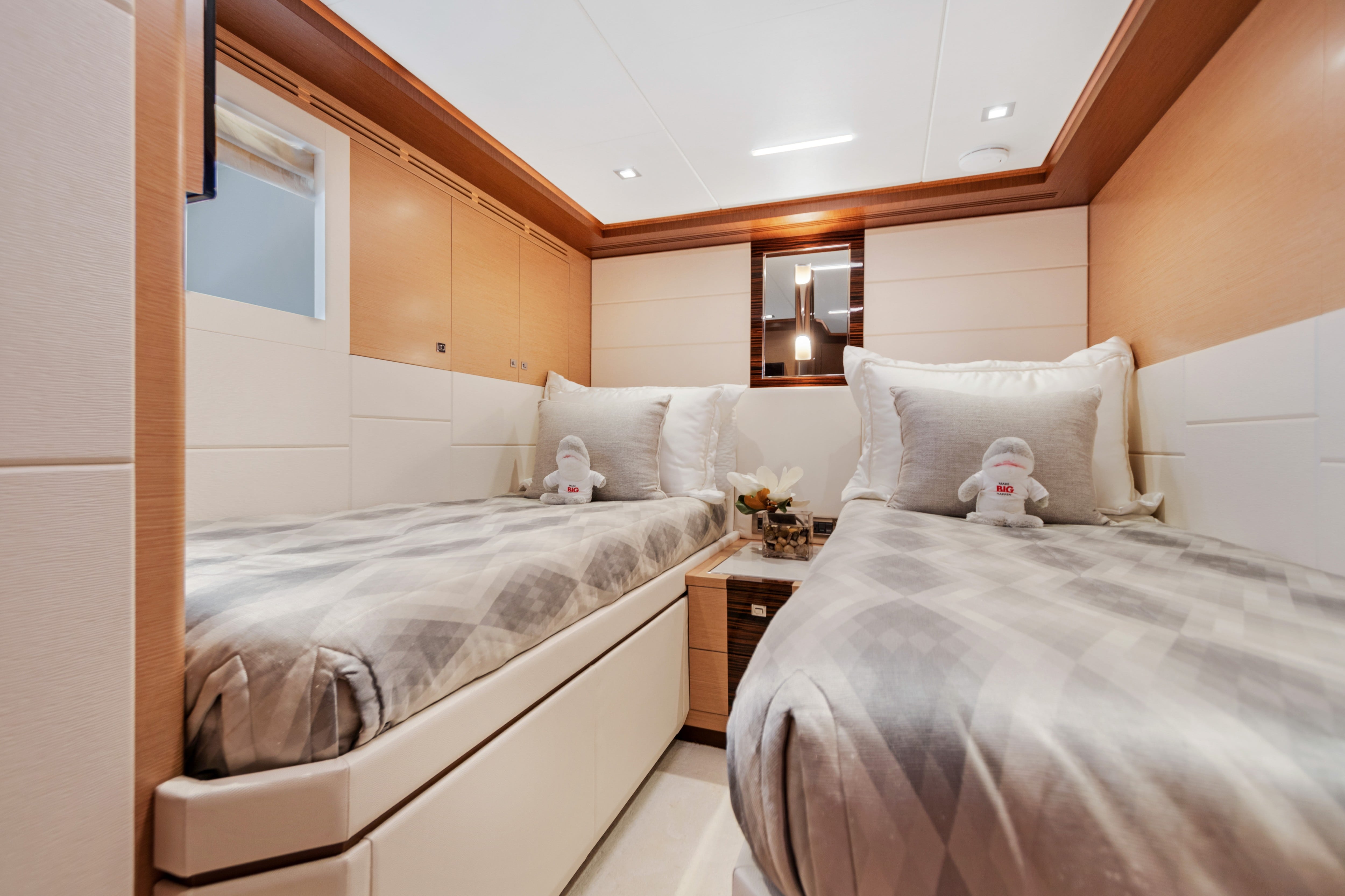 Yacht Photo 44