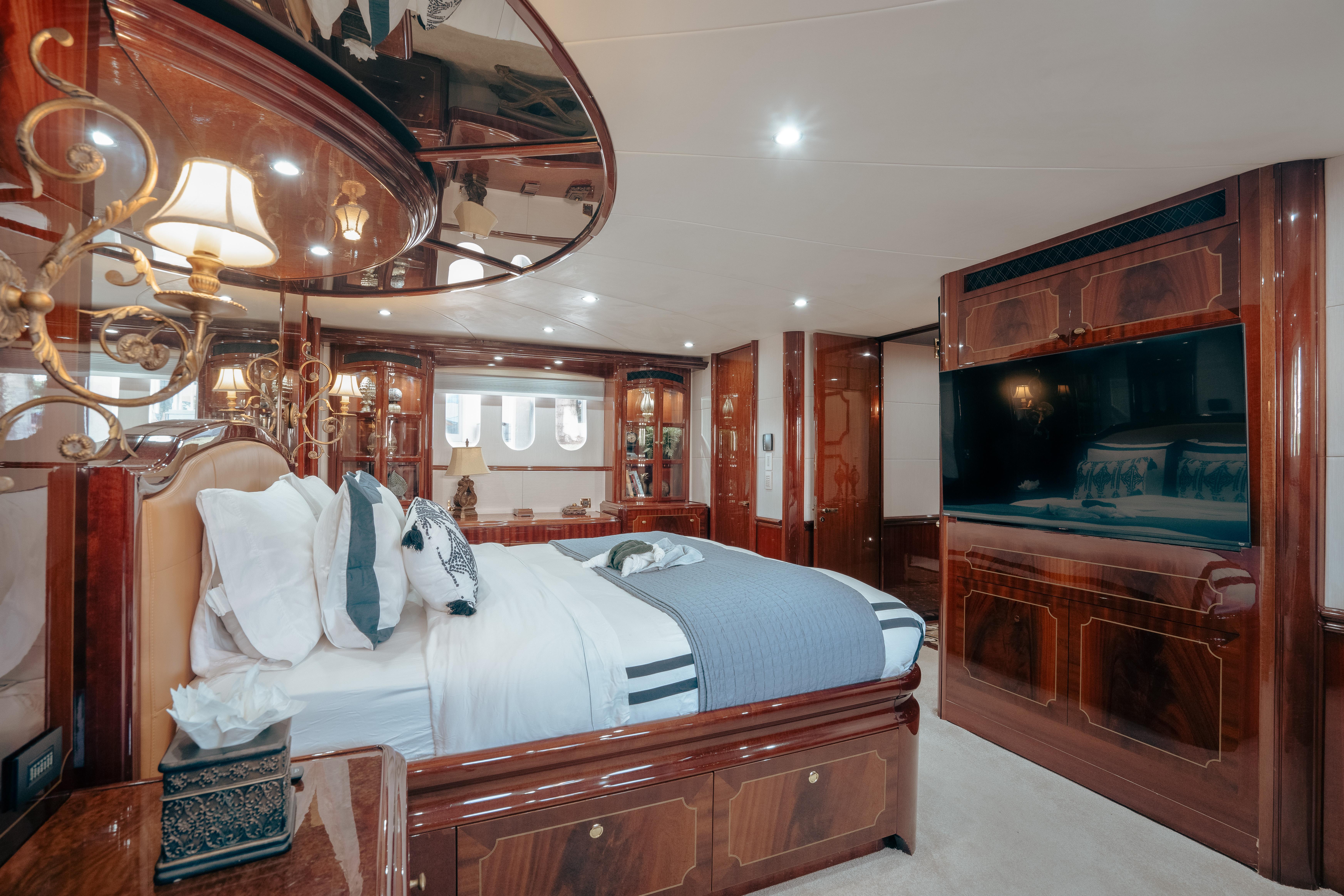 Yacht Photo 19
