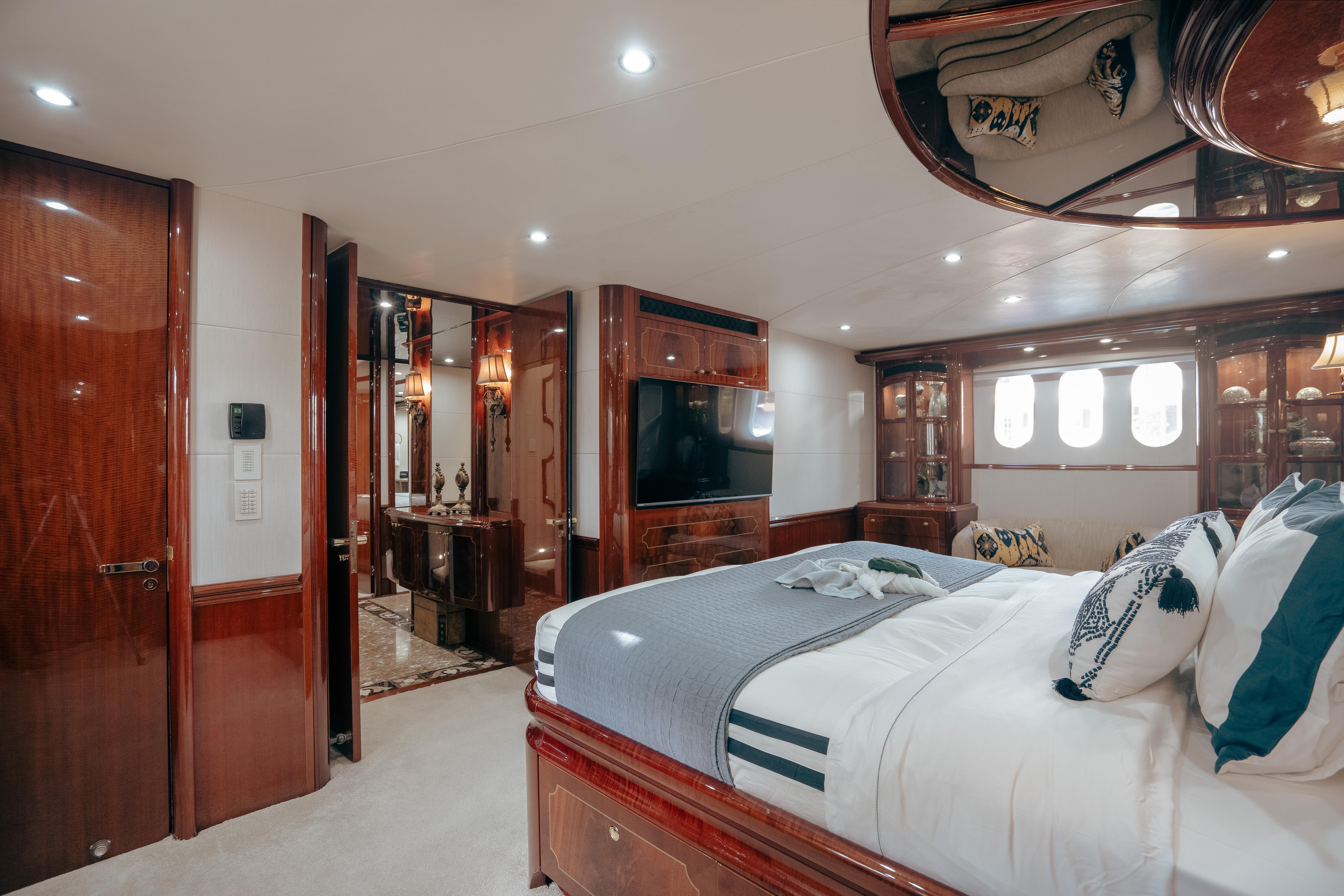 Yacht Photo 20