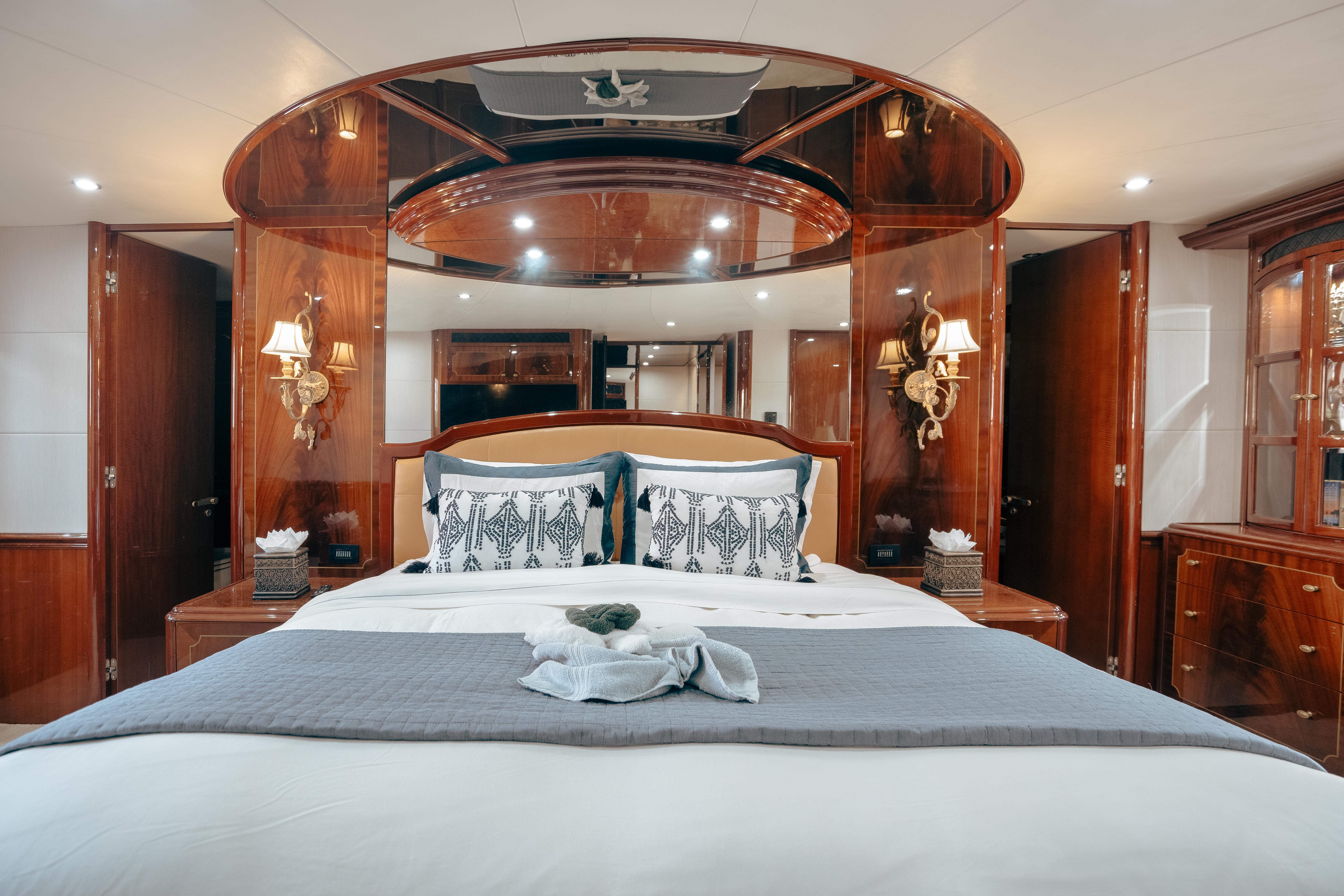 Yacht Photo 22