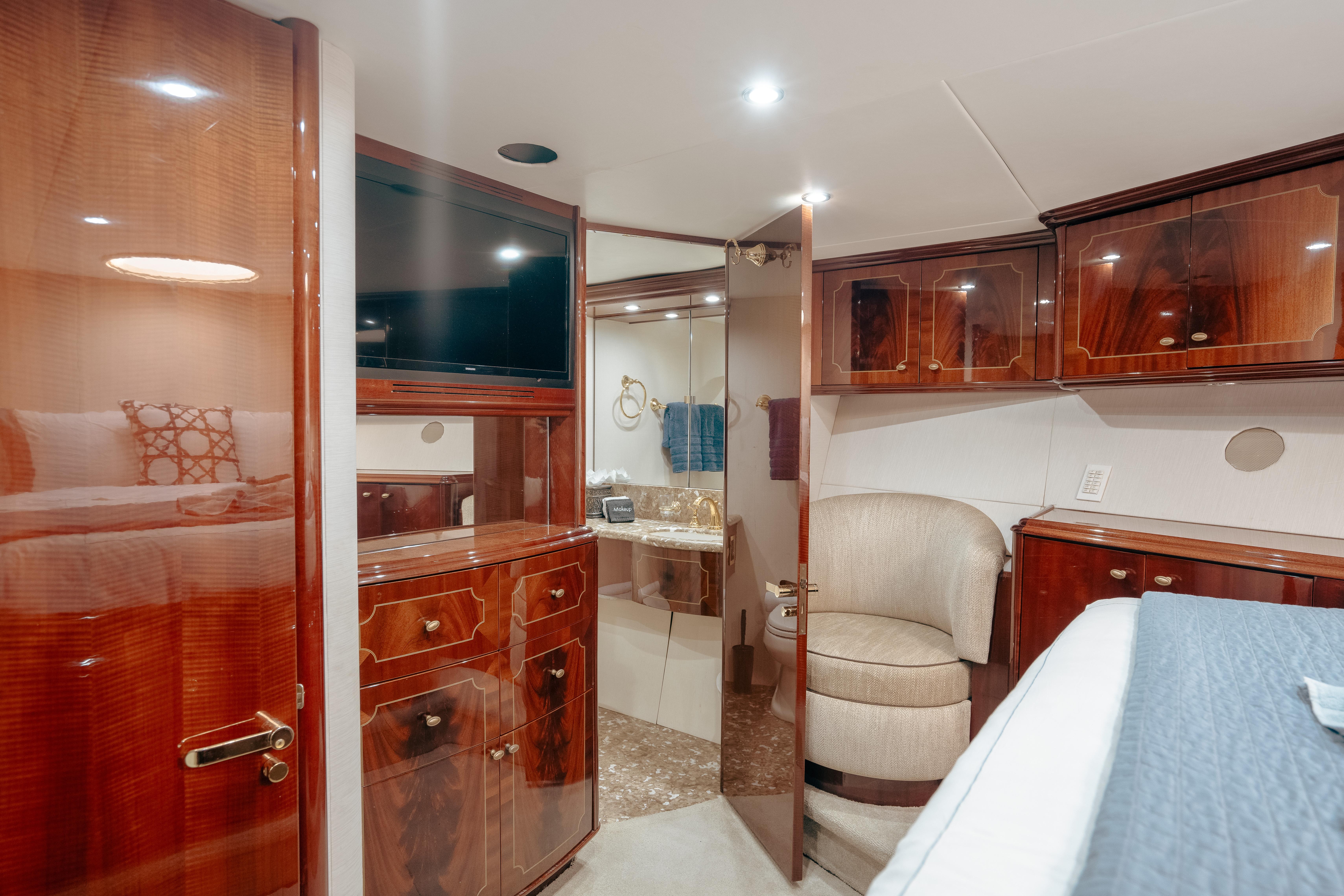 Yacht Photo 23