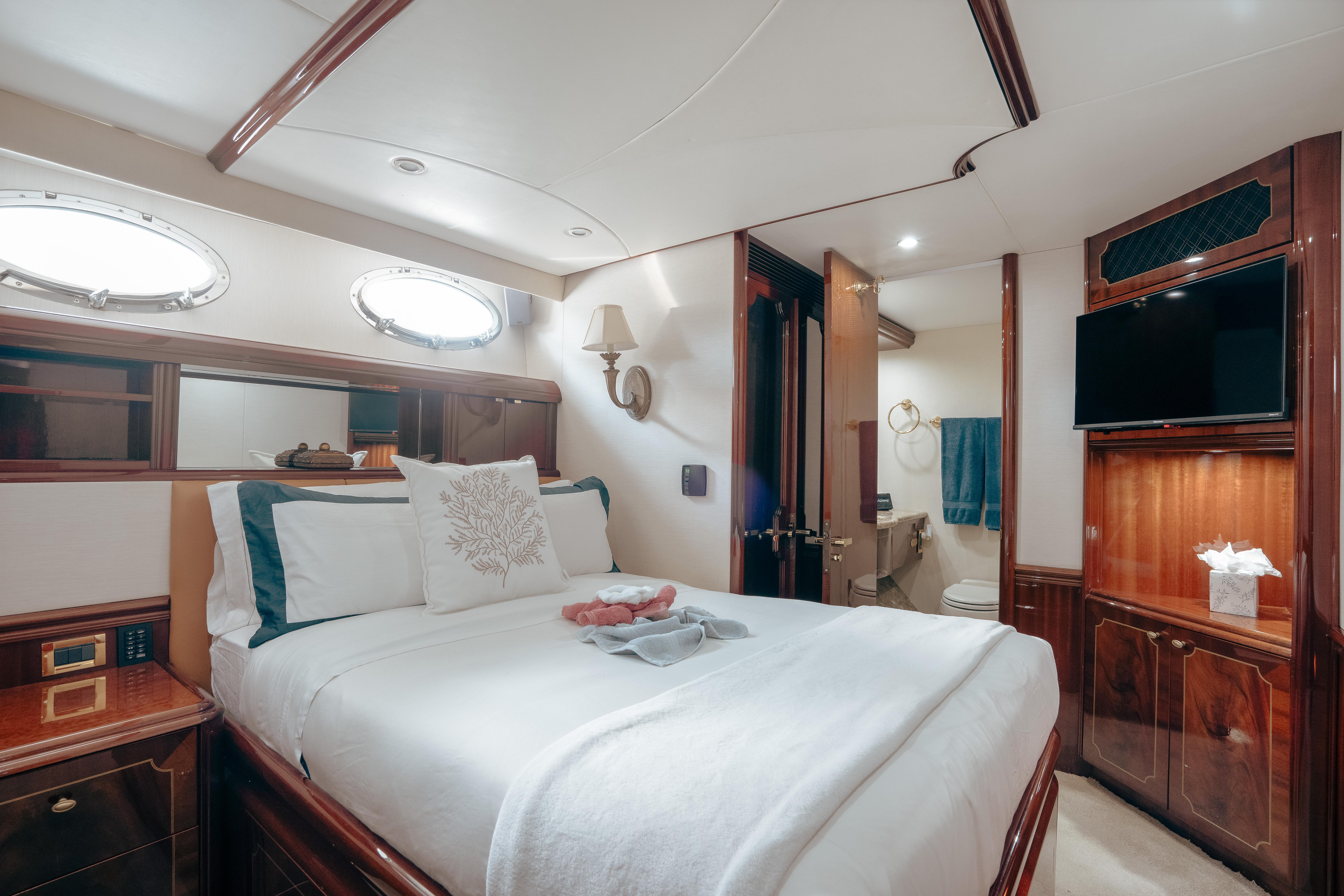 Yacht Photo 26