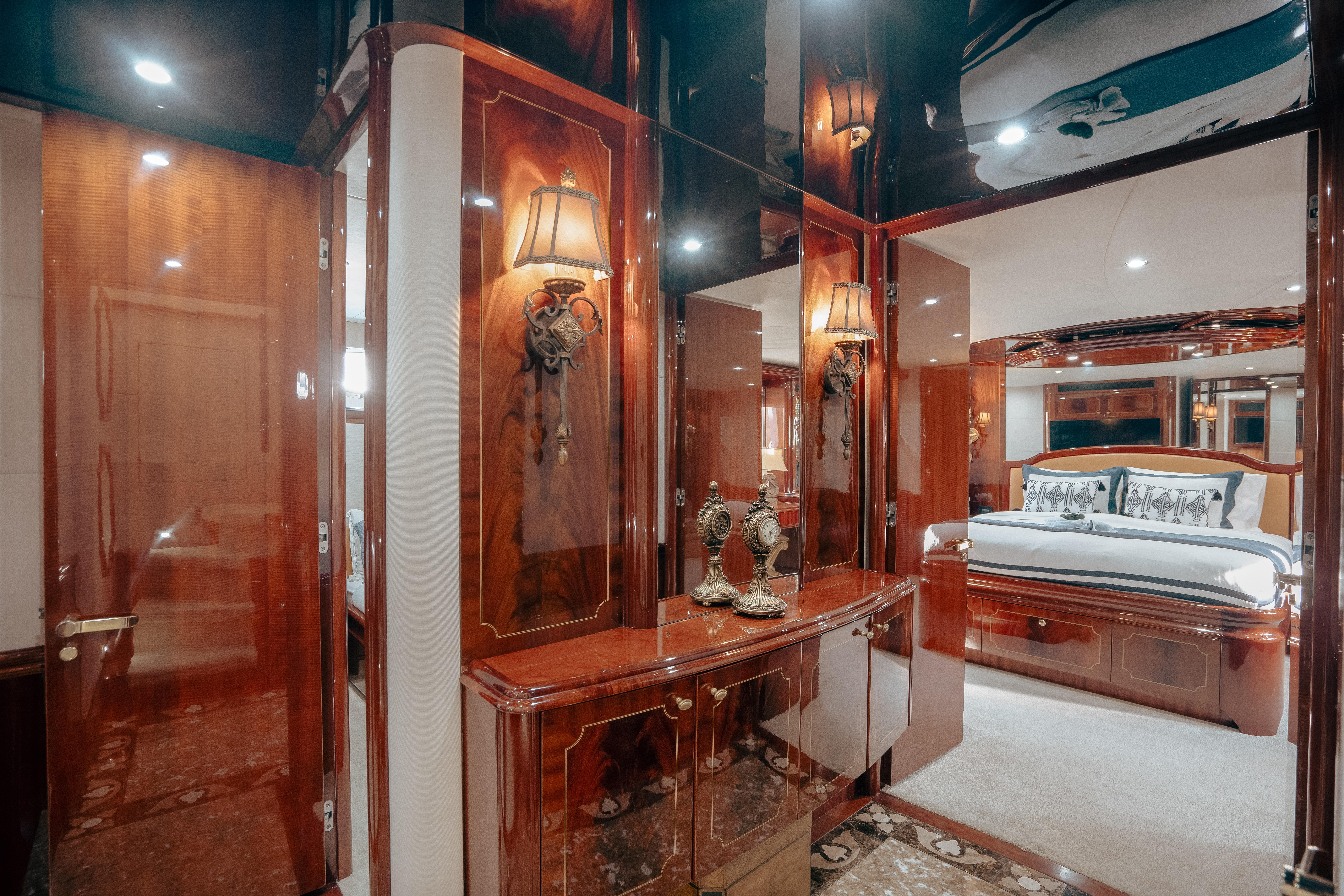 Yacht Photo 27