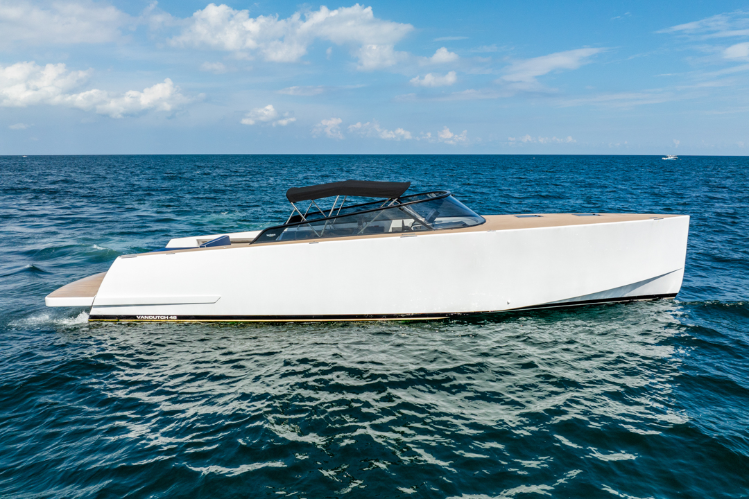 Yacht Photo 6
