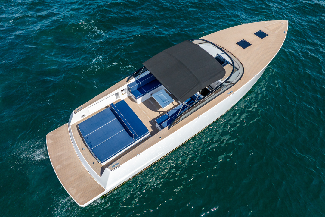 Yacht Photo 8
