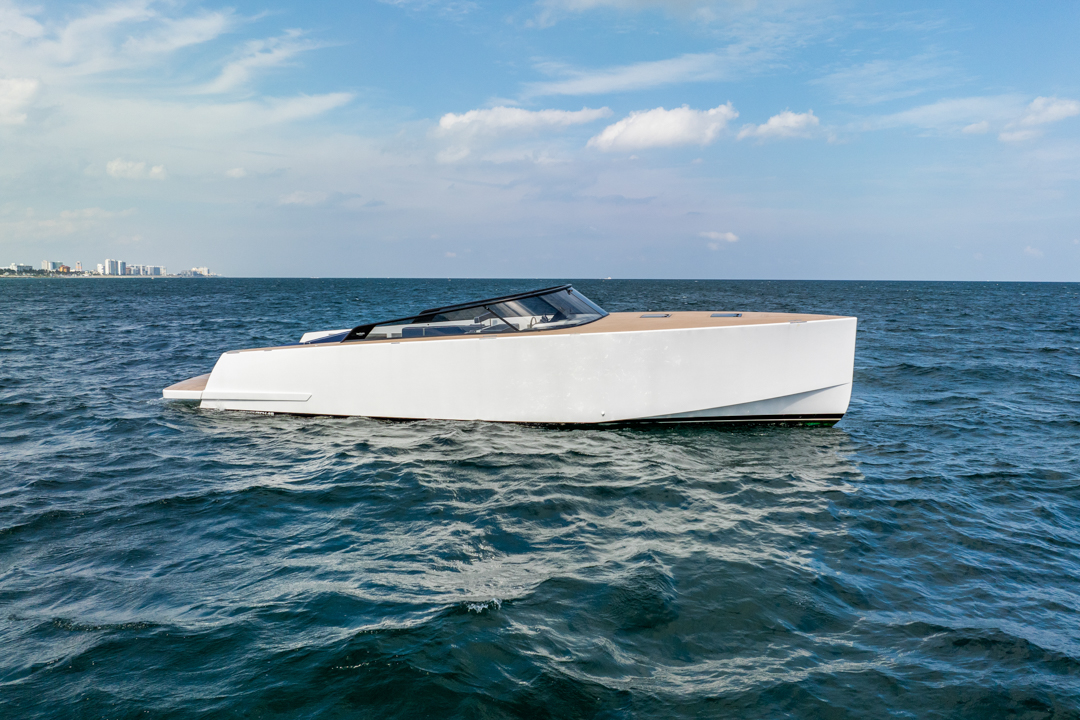 Yacht Photo 11