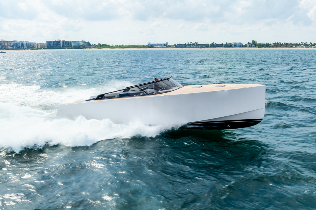Yacht Photo 16