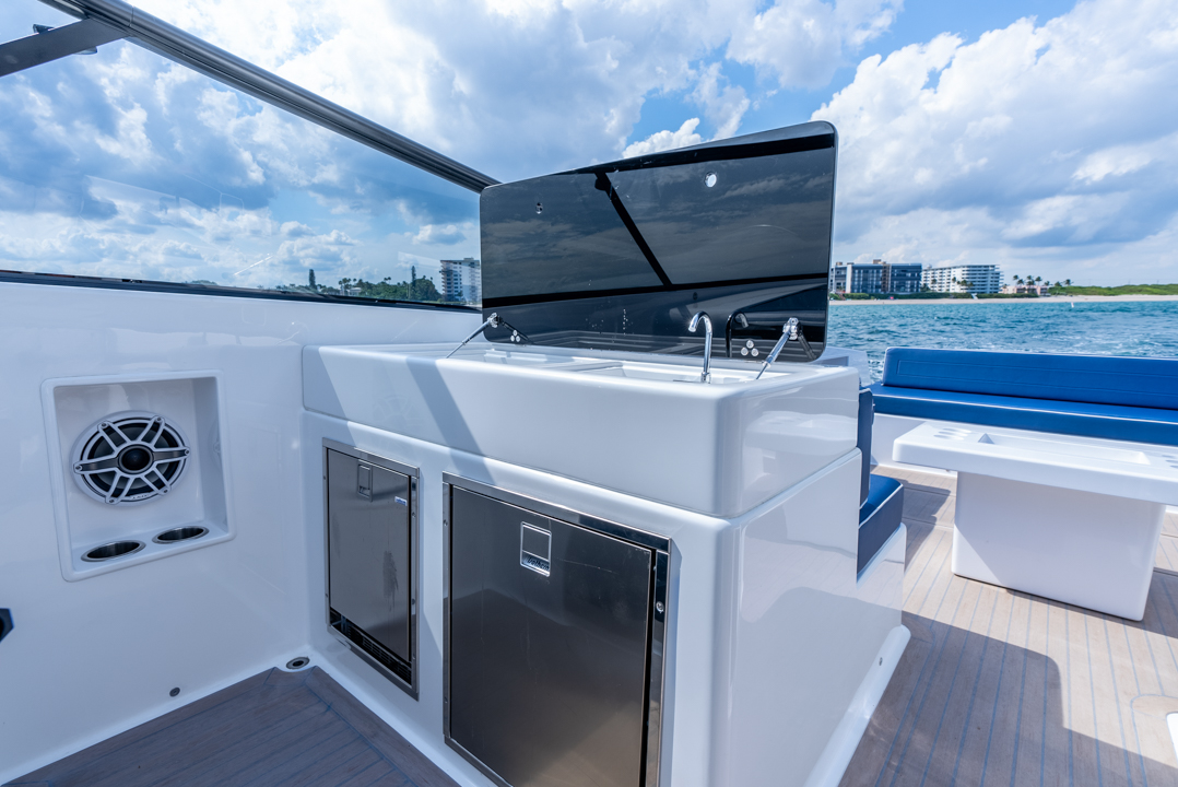 Yacht Photo 28