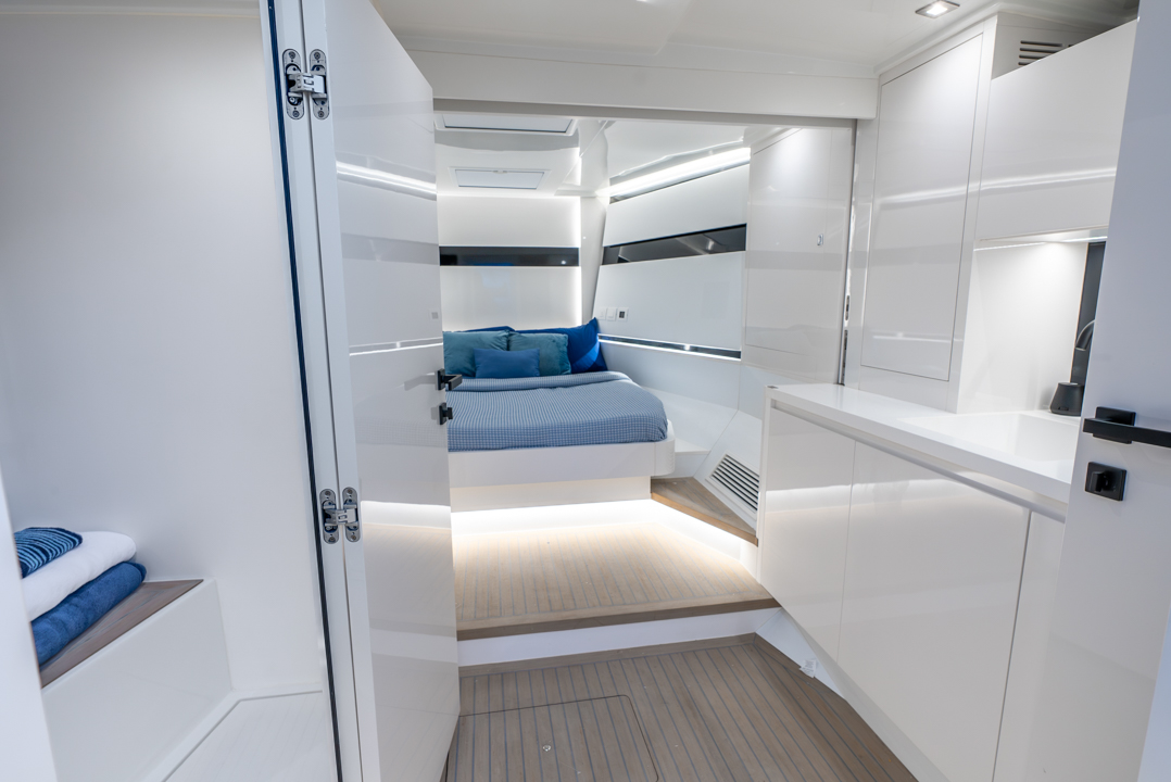 Yacht Photo 32