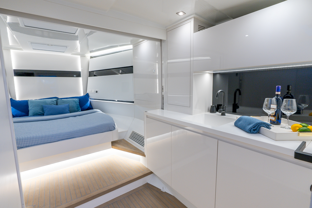 Yacht Photo 33