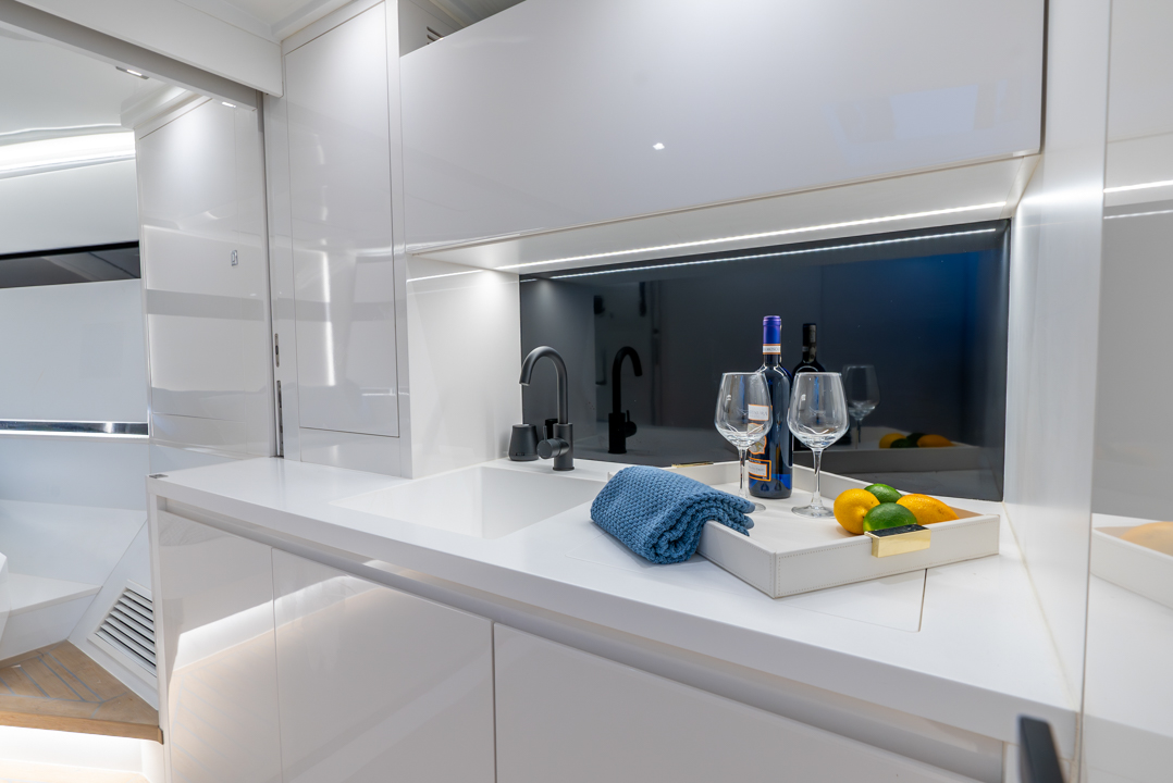 Yacht Photo 34