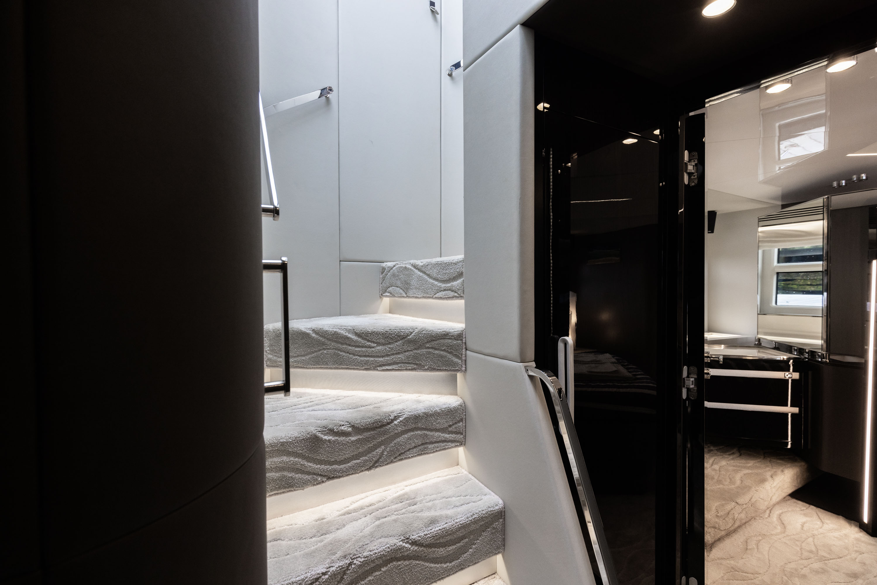 Yacht Photo 18