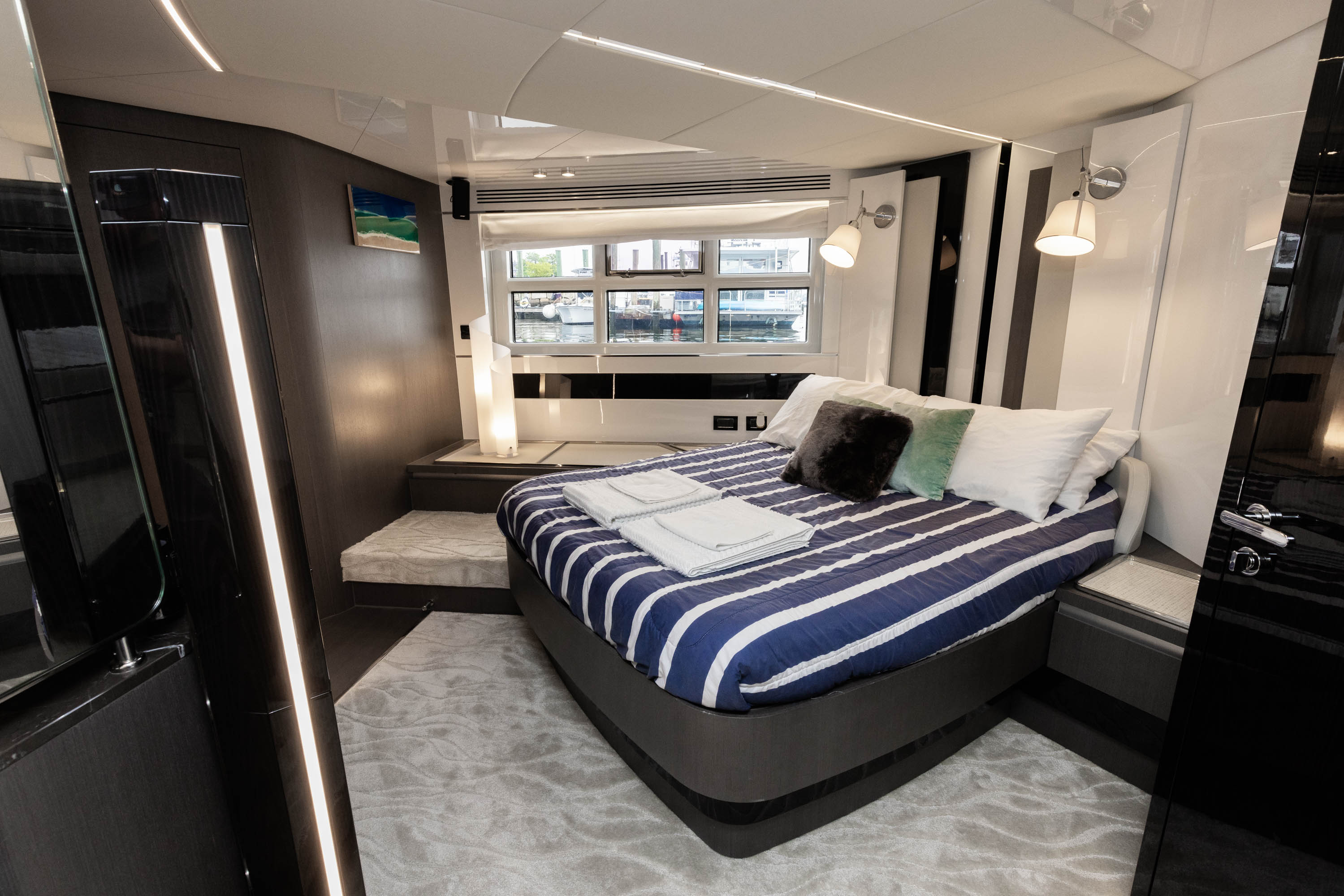 Yacht Photo 20