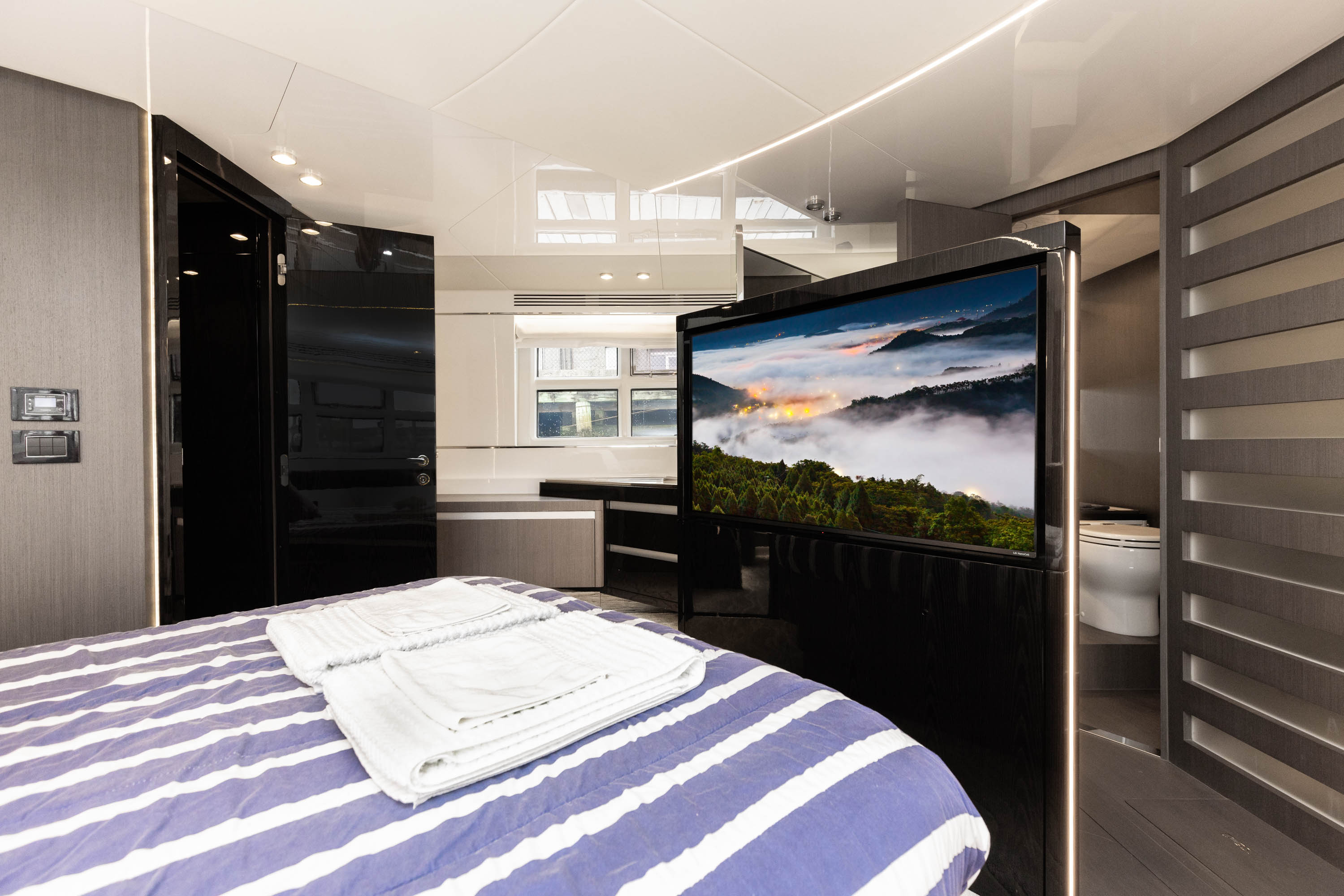 Yacht Photo 21