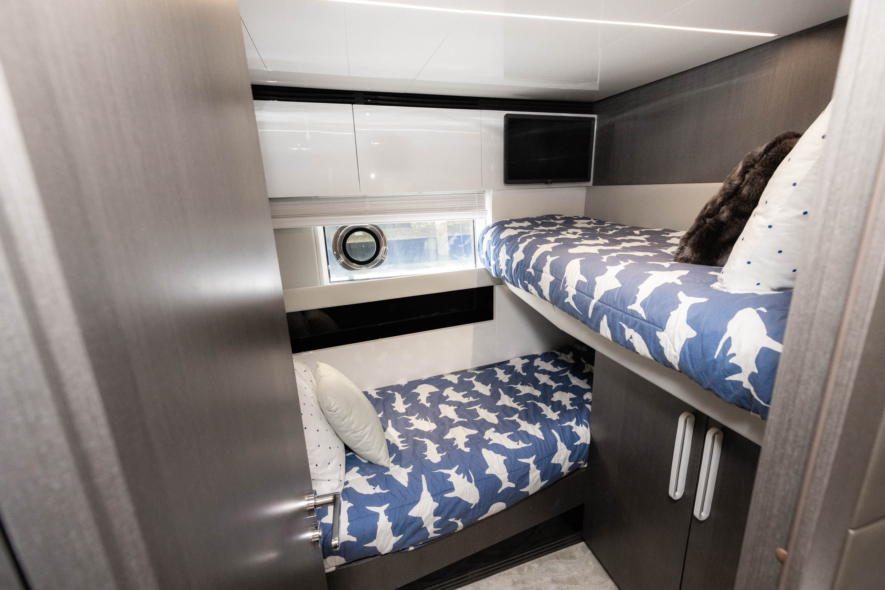 Yacht Photo 22