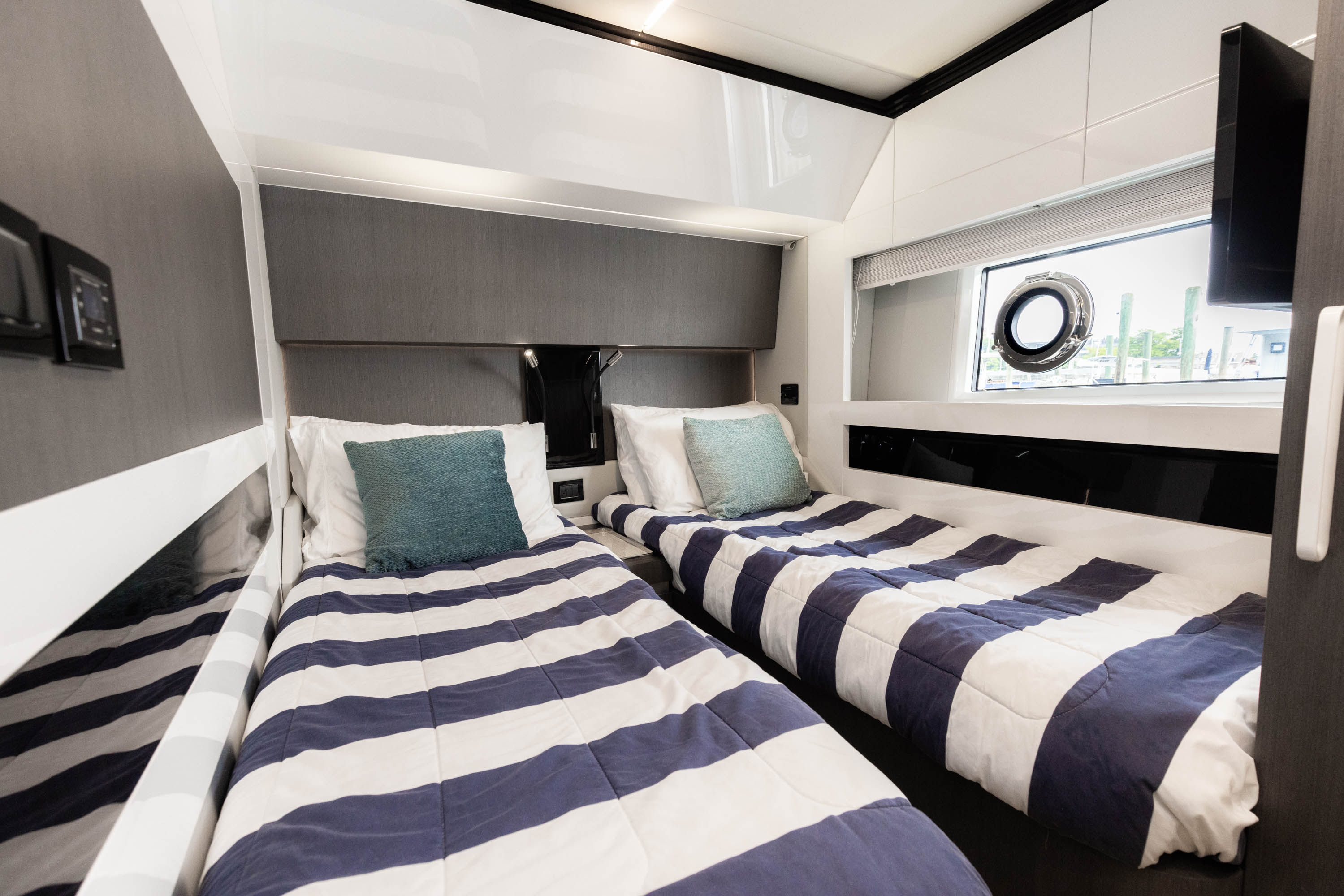 Yacht Photo 23