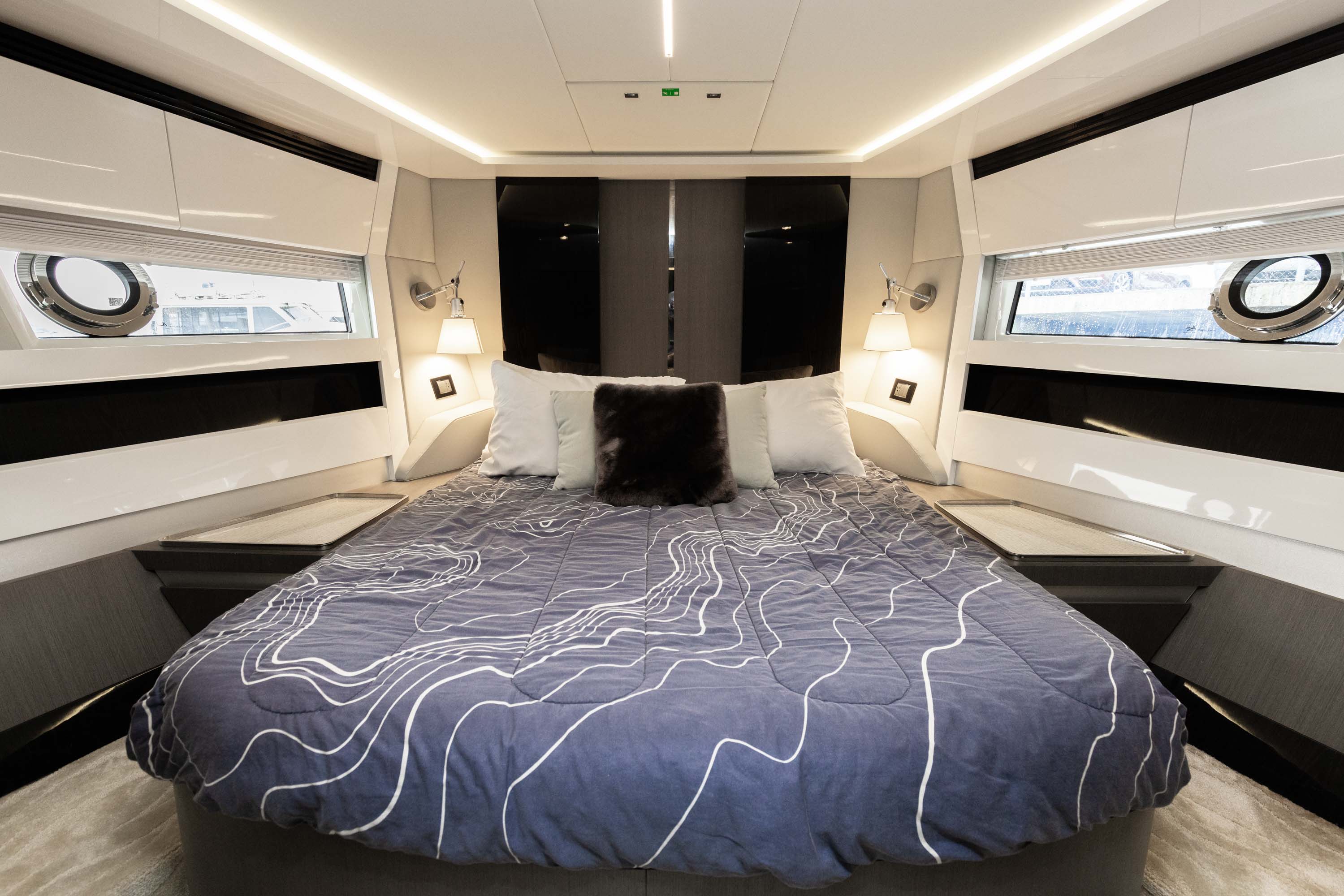 Yacht Photo 24