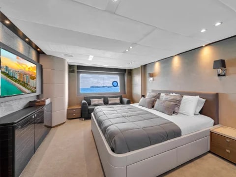 Yacht Photo 24